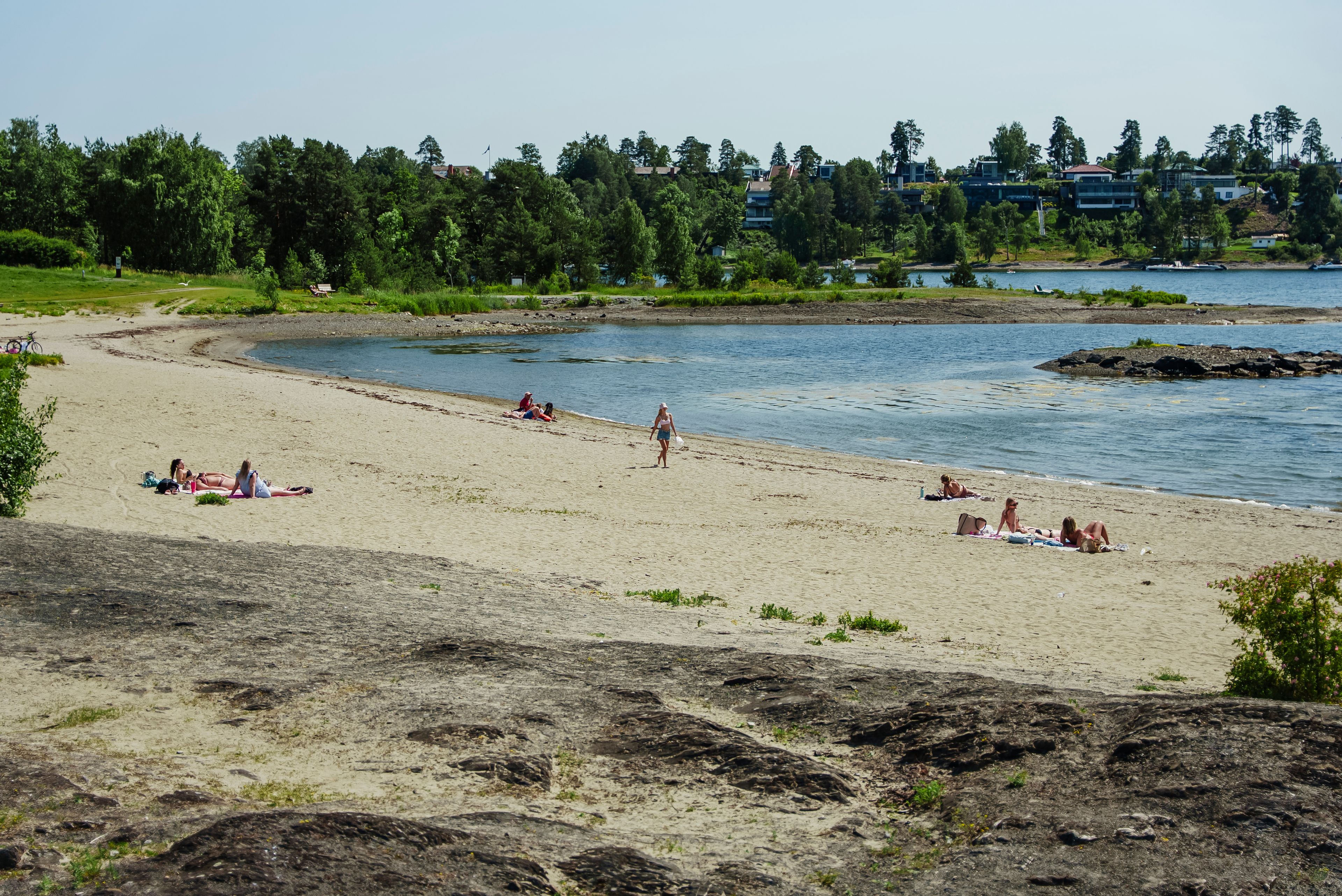 Hvit strand på Storøyodden badeplass