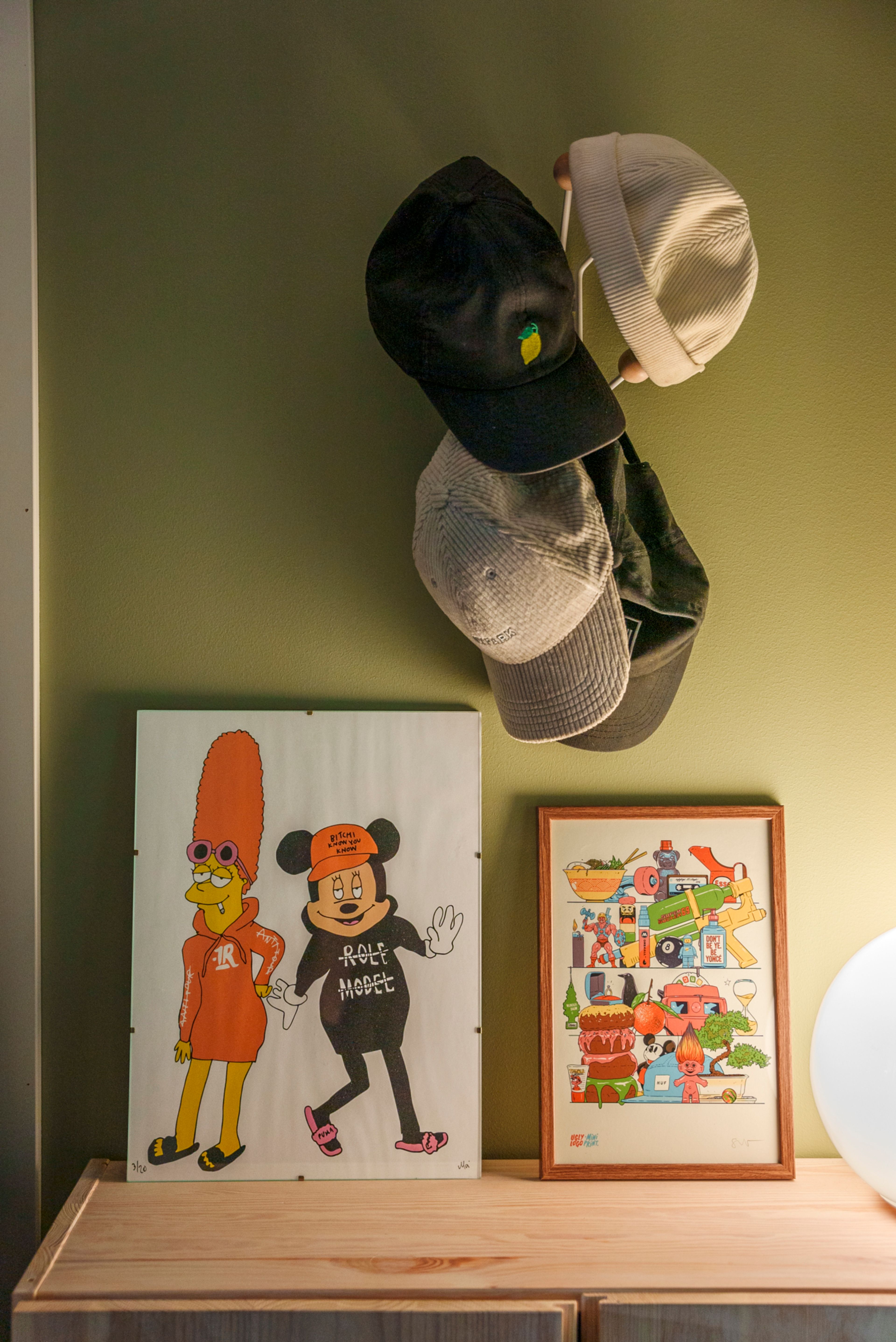 Detaljbilde av interiøret til Marcus, duse farger og hippe motiv på bildene