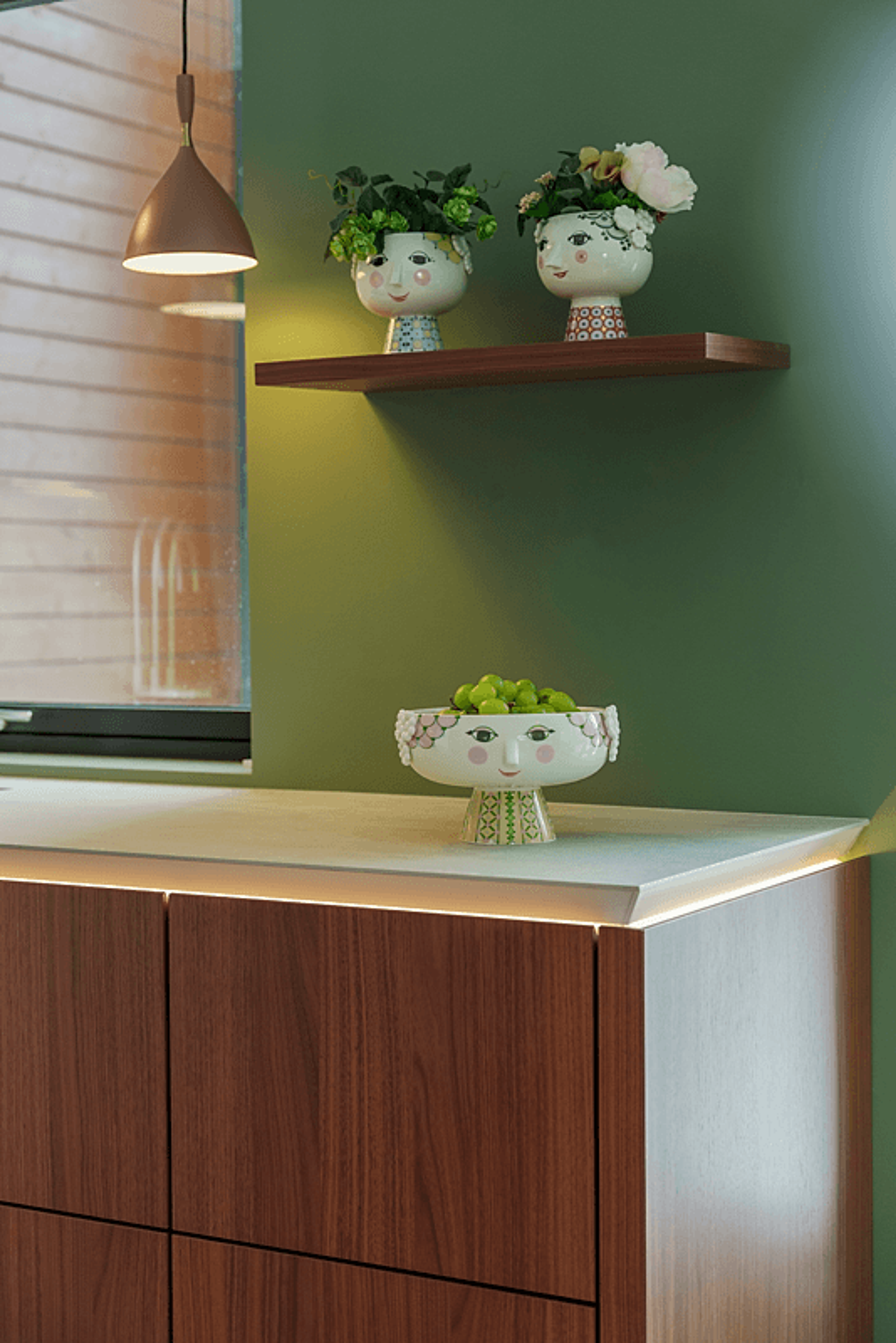 Detaljbilde av kjøkkenet til Elsa og Tore som viser de brune kjøkkenskapene med tre hvitblomstrede vaser på kjøkkenbenken.