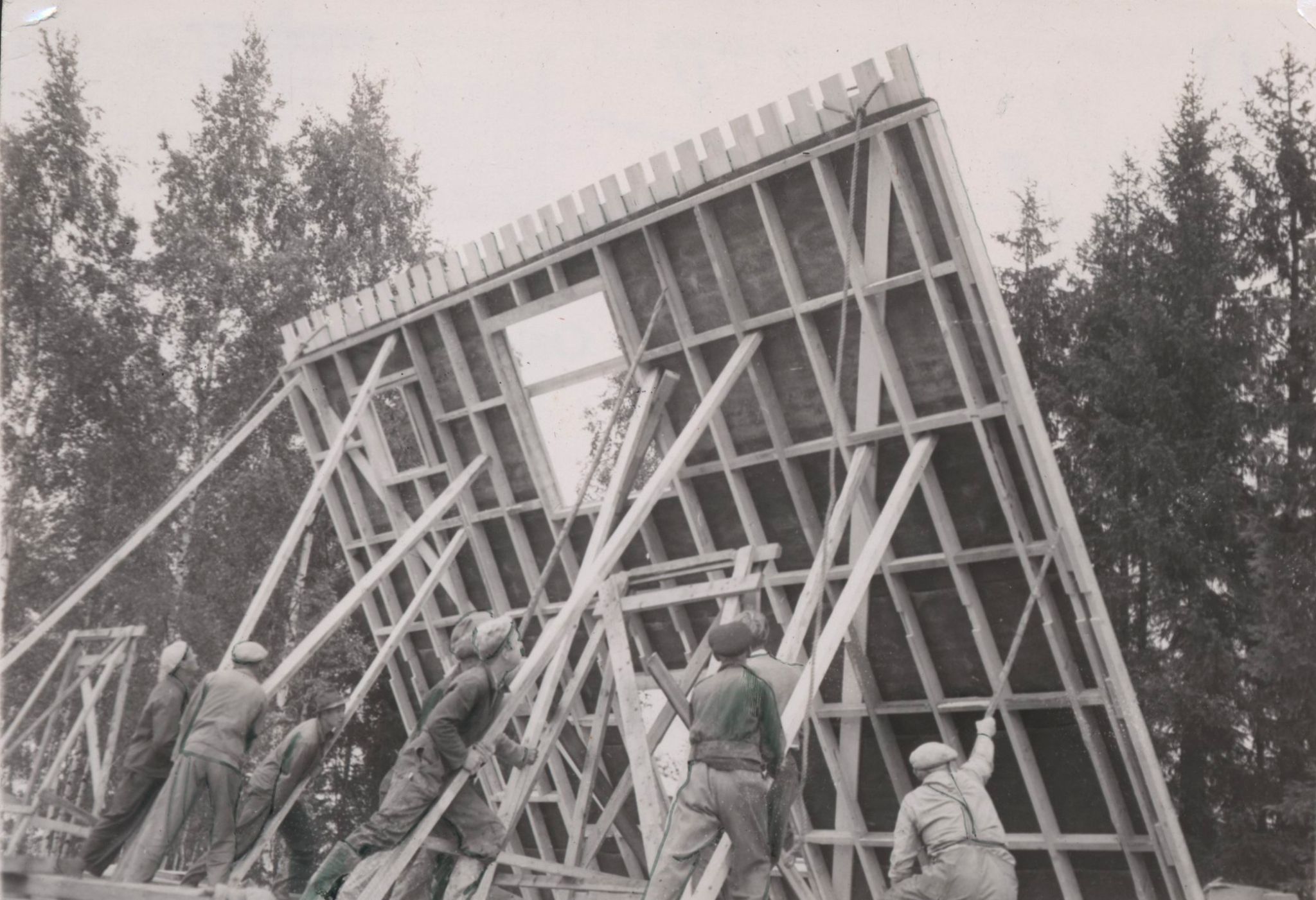 Menn fra Soltoppen borettslag setter opp en vegg til et fremtidig rekkehus.