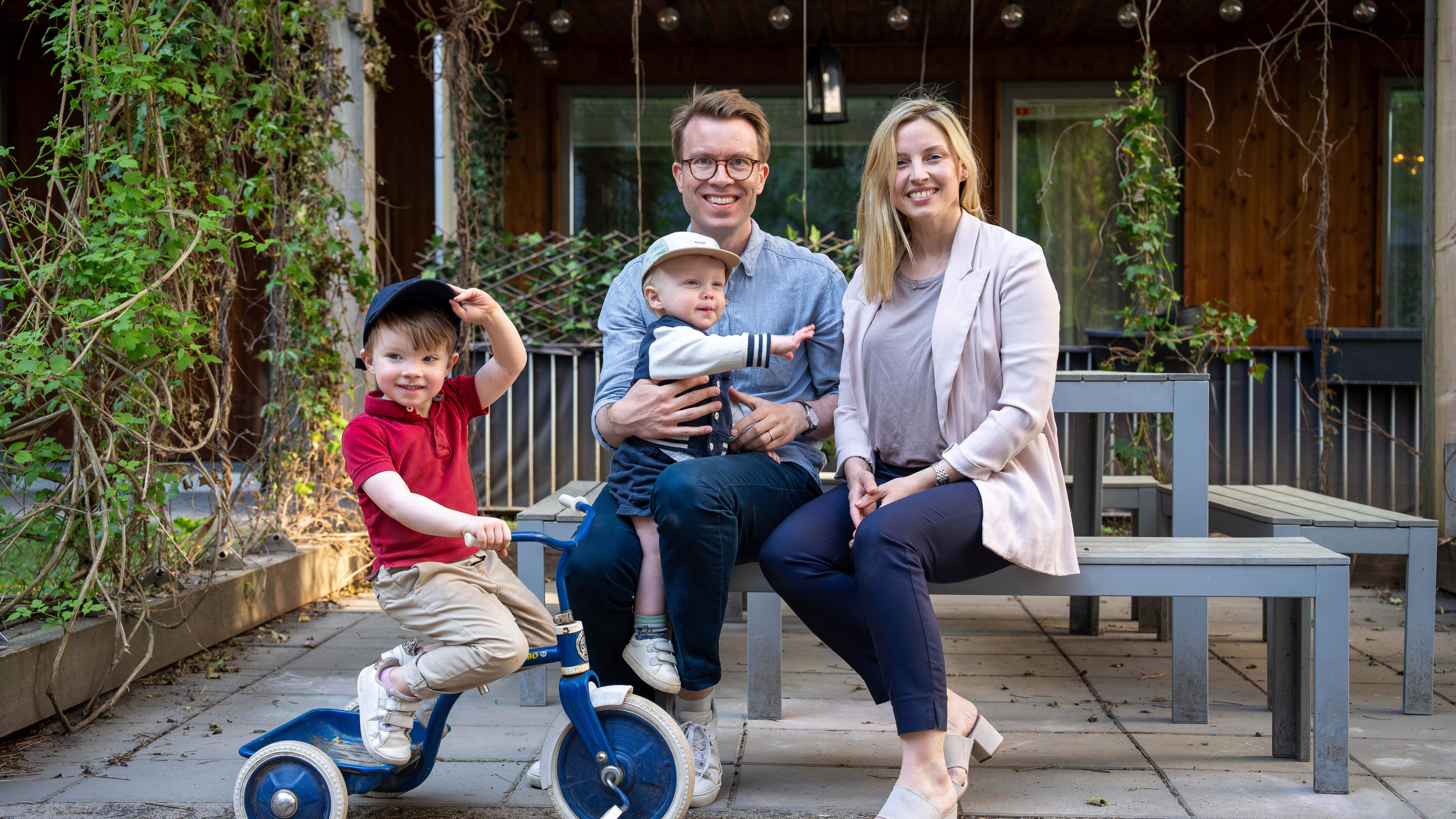 Man och kvinna med två småbarn