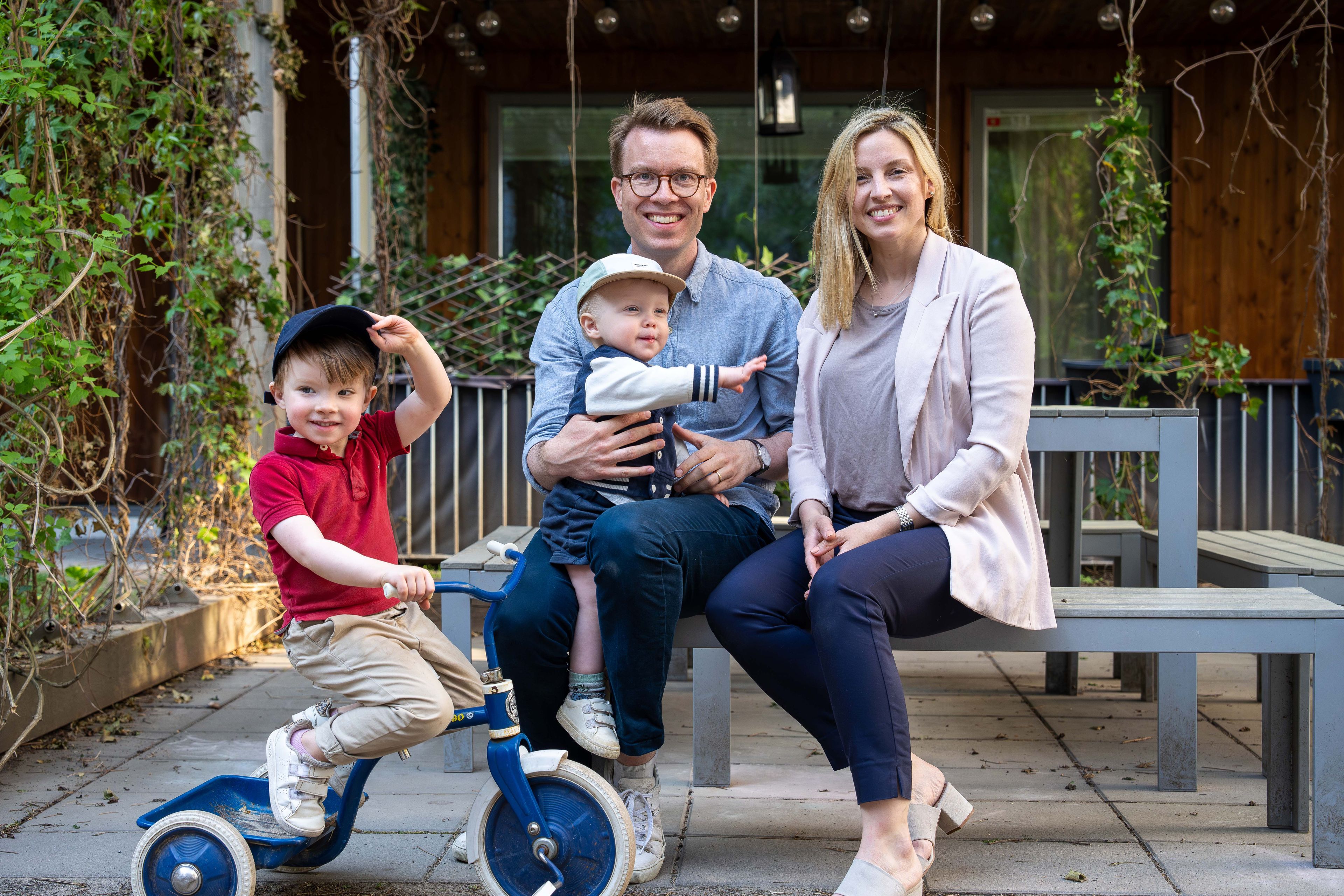 Man och kvinna med två småbarn