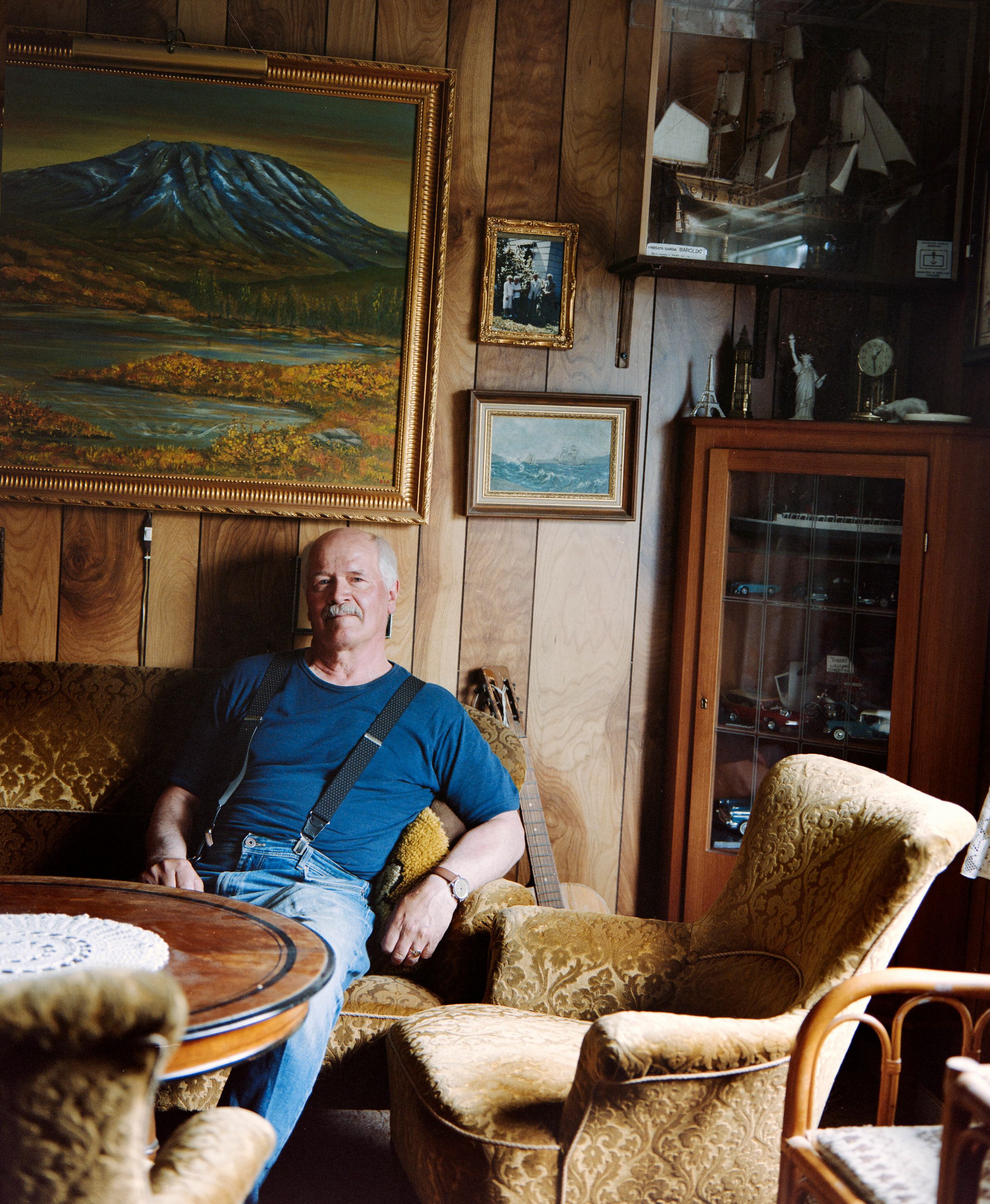 Bilde av Tormod i sin egen stue.