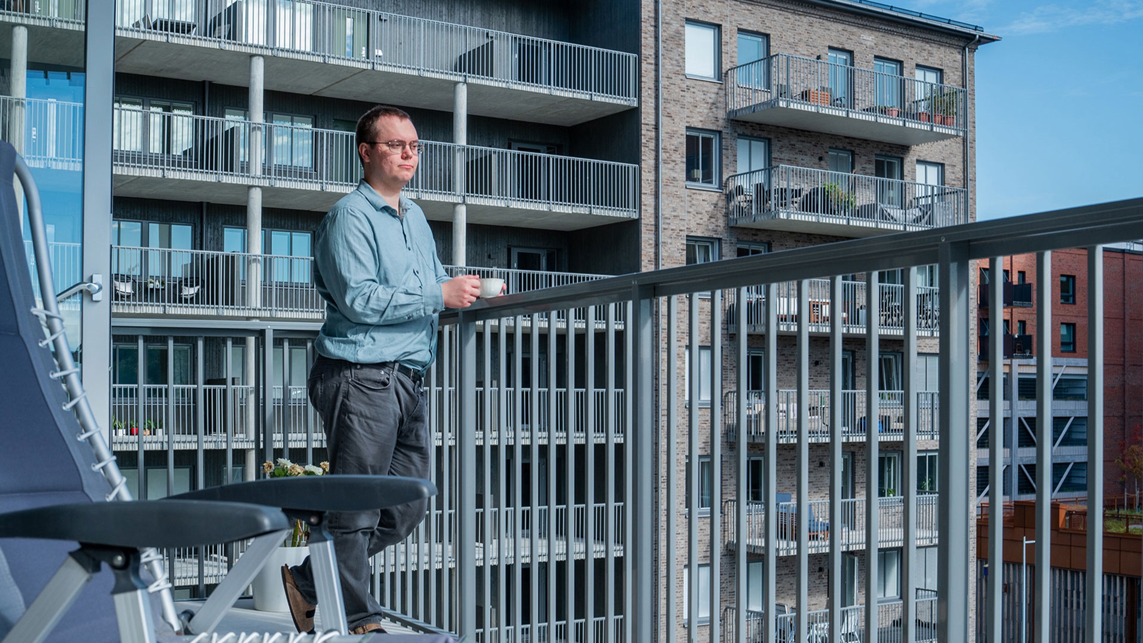 man på balkongen i solen