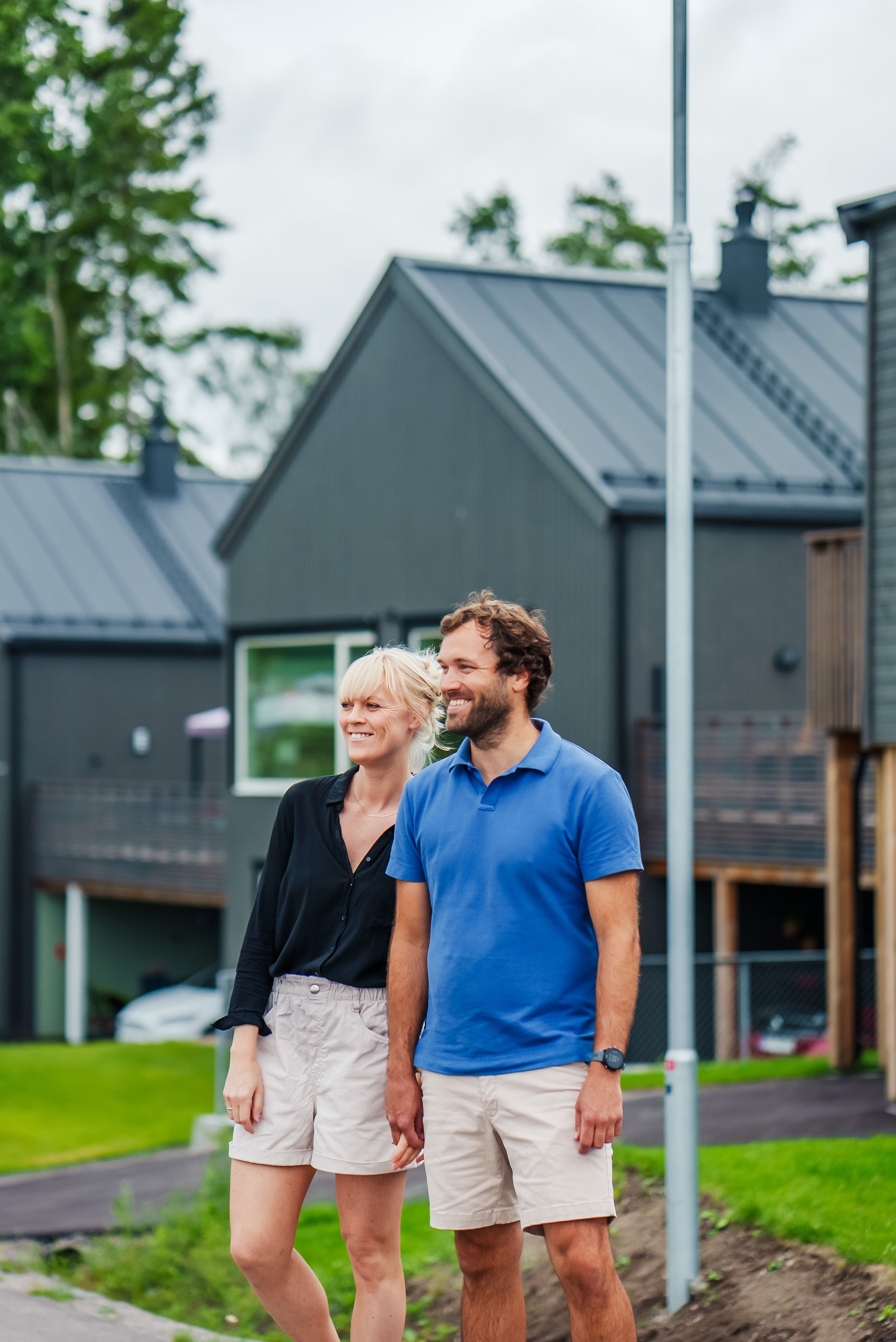 Susanne og Håvard ute i gata foran noen av husene på Solkollen.