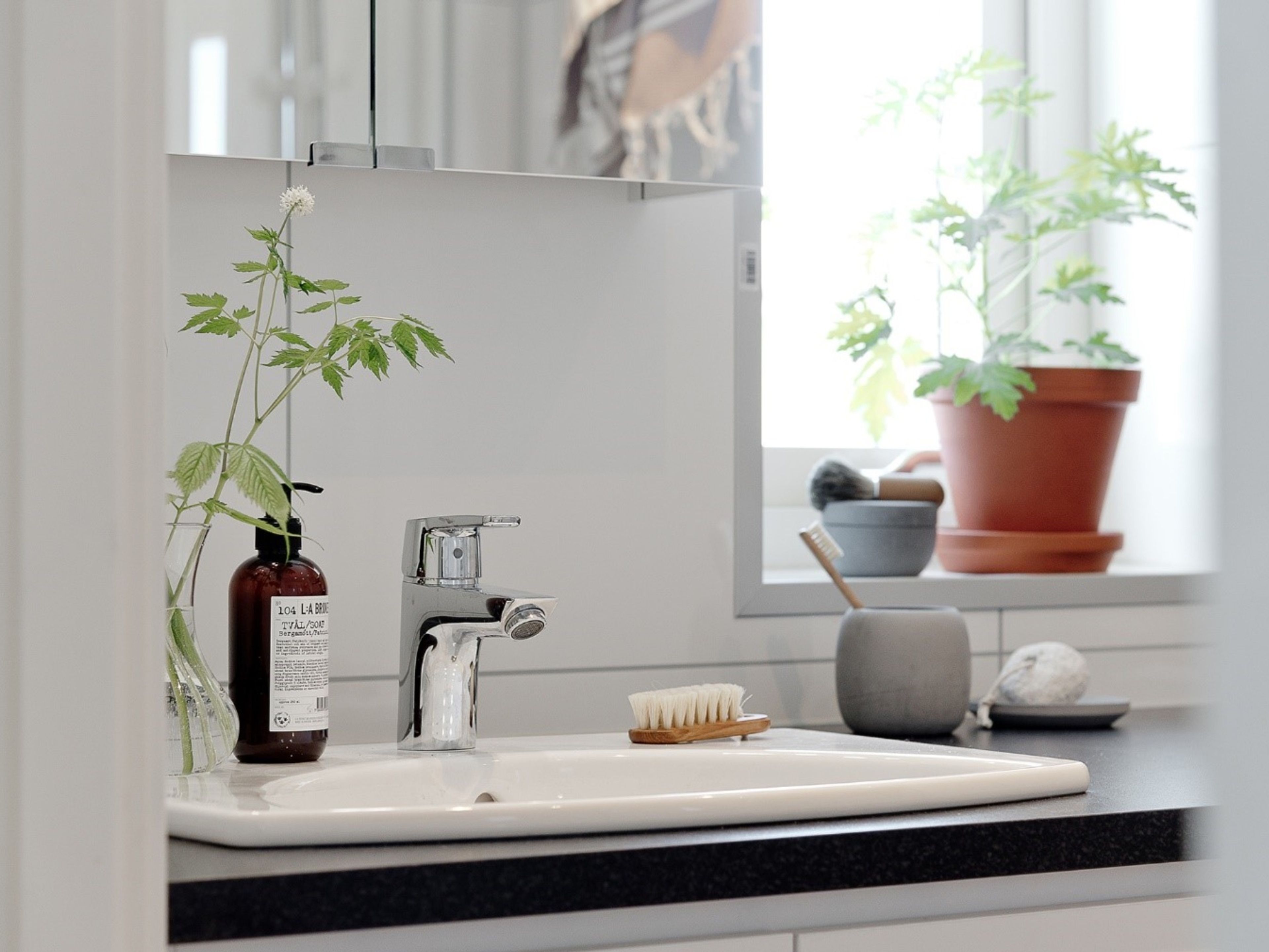 Gr&ouml;na v&auml;xter i ett badrum inspiration naturligt badrum detaljer