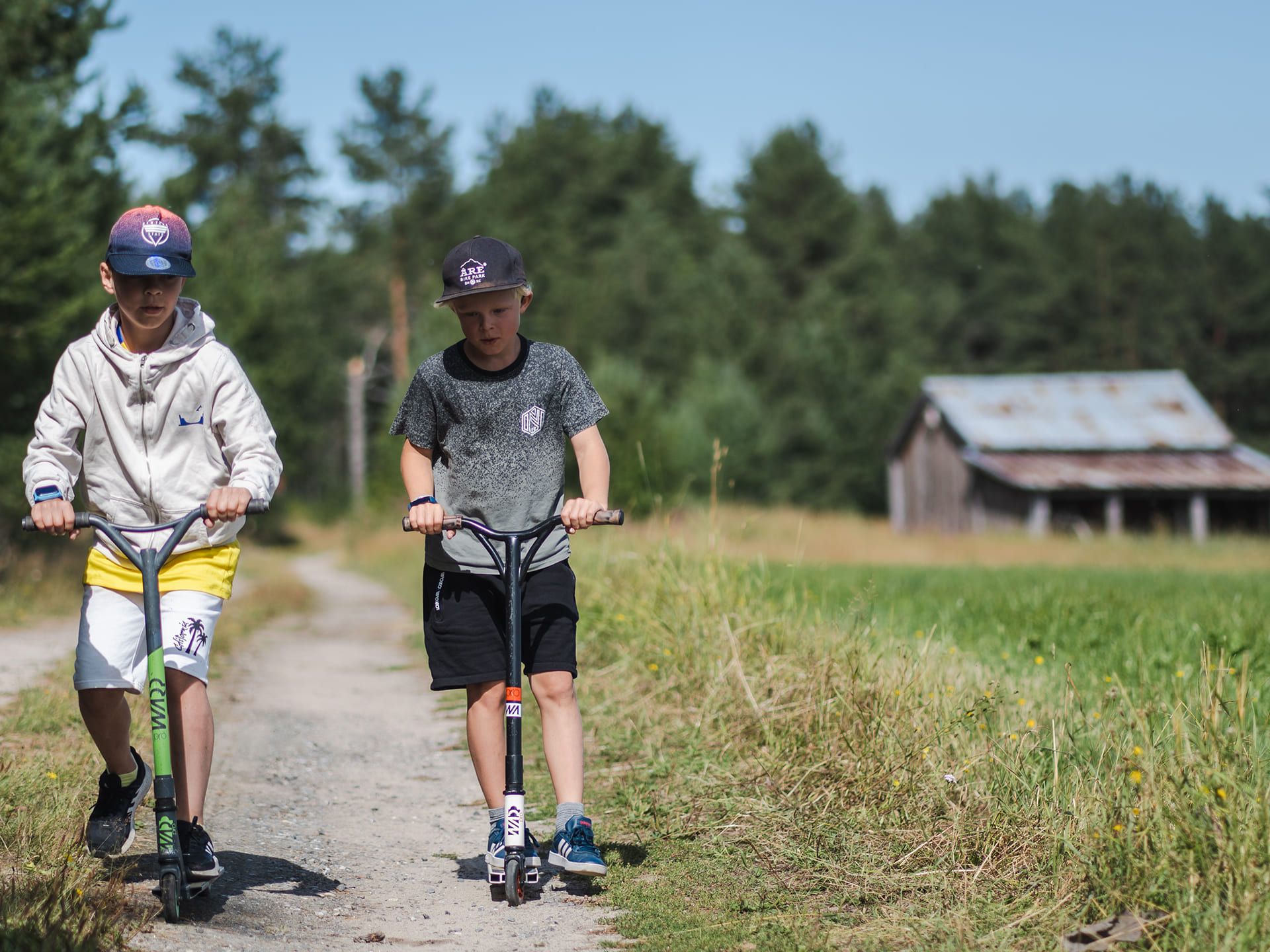 Barn på skoter
