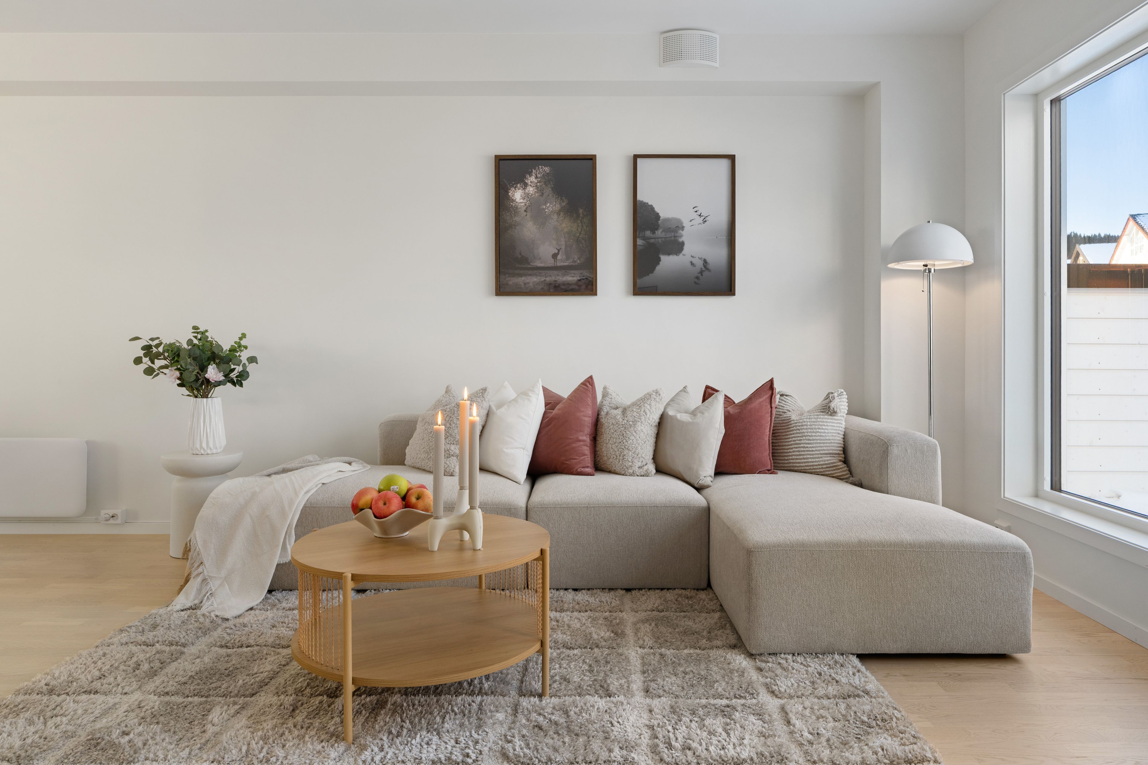 Bilde av stue med stue med sofa, dekor og vindu som slipper inn masse naturlig lys i rekkehus i Hovedhuset, i Nedre Stavsetvegen 46.