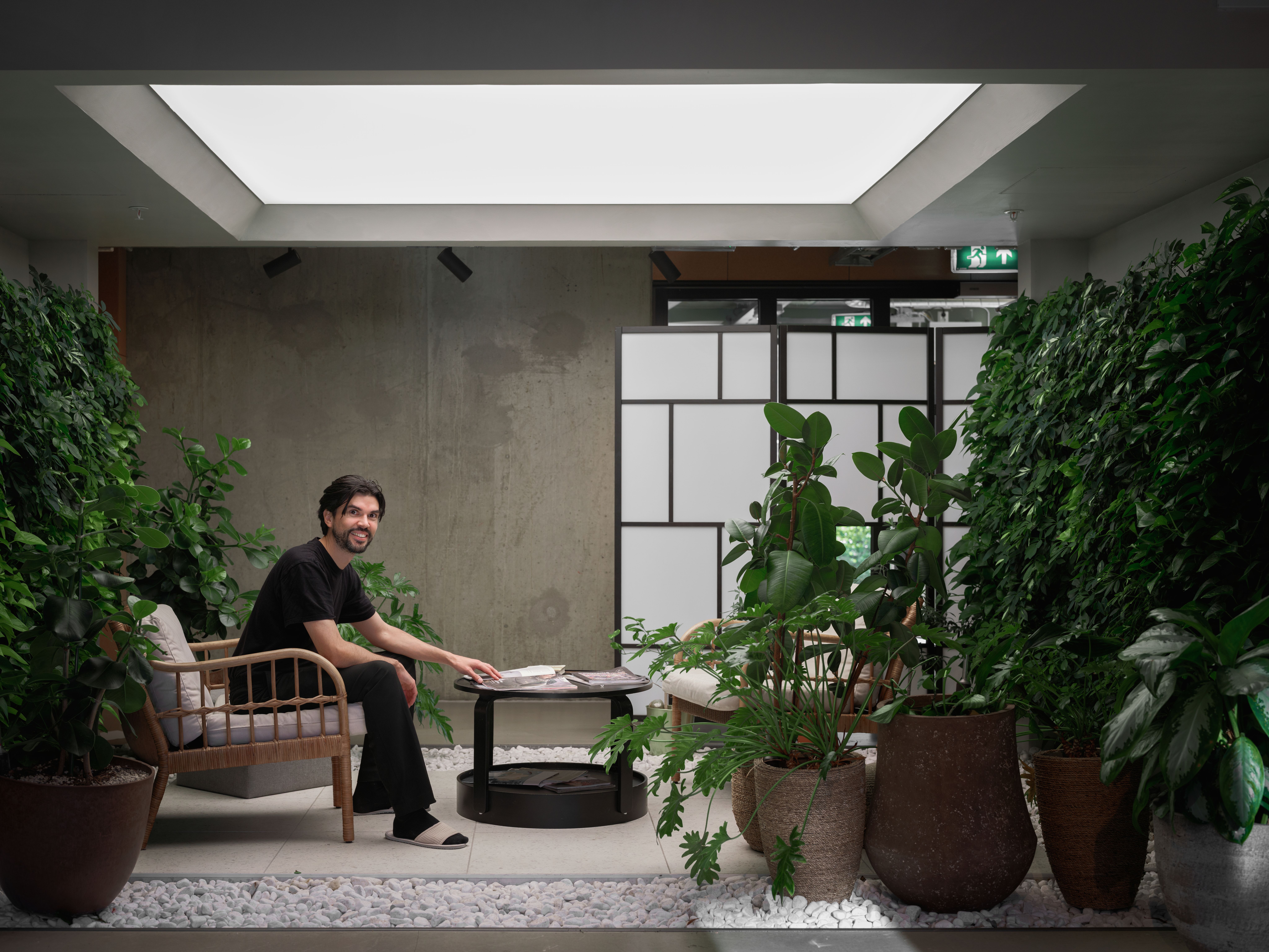 Bilde av Areej Ludo i sin 34 kvadratmeters leilighet, hvor hun bor med kjæresten.