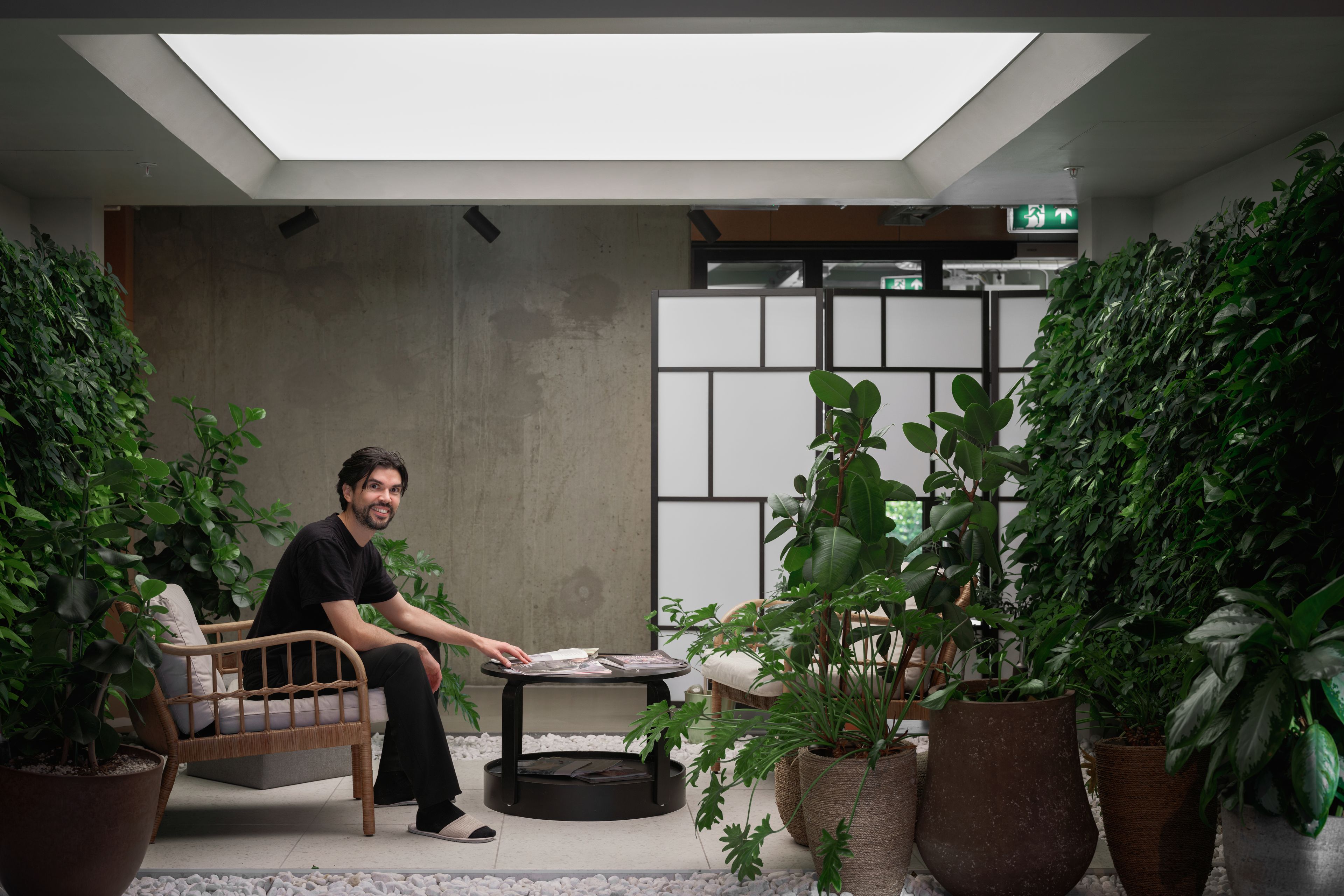 Bilde av Areej Ludo i sin 34 kvadratmeters leilighet, hvor hun bor med kjæresten.