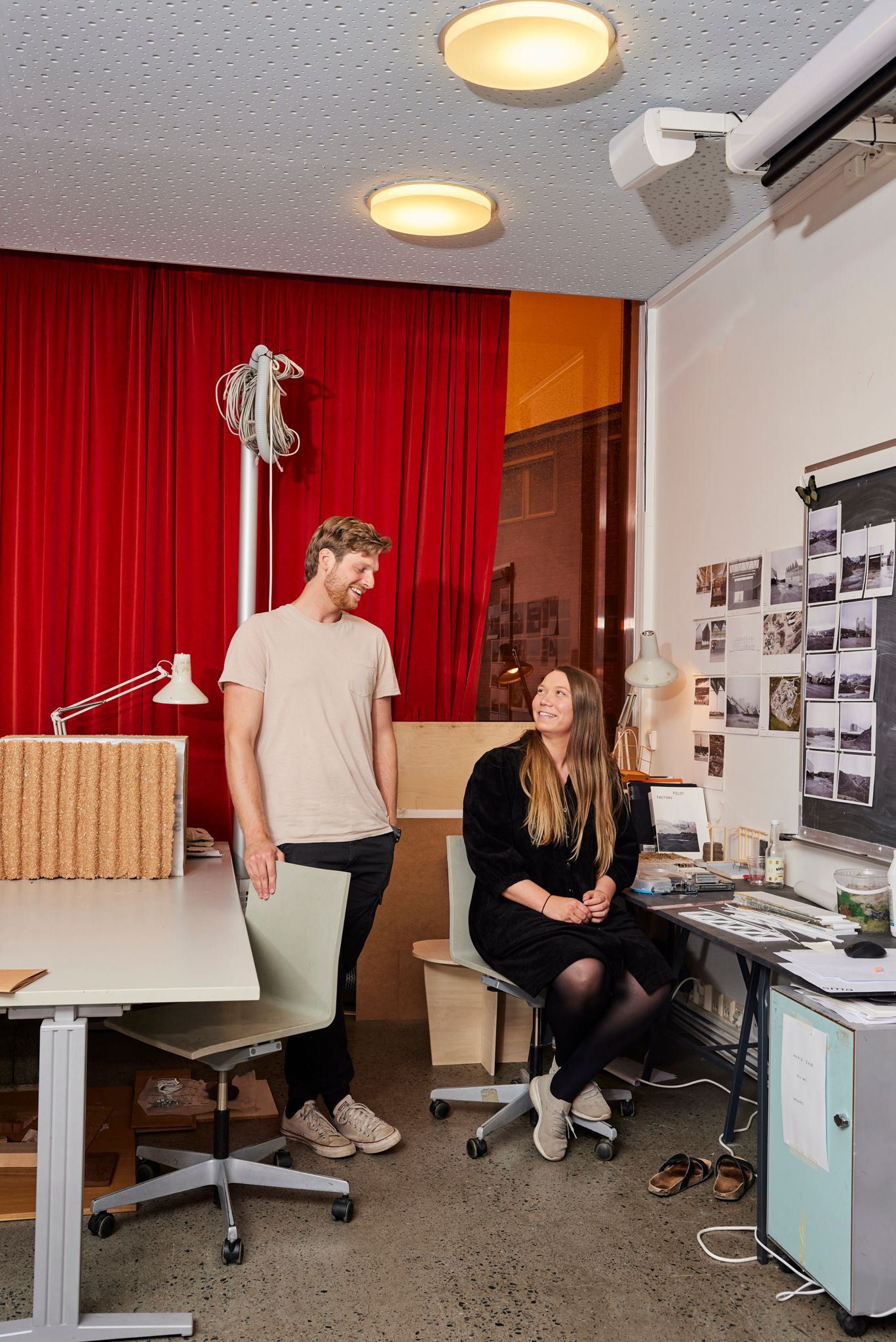 Jonas og Siren i arbeidsrommet på AHO. Jonas står og ser bort til Siren som sitter.