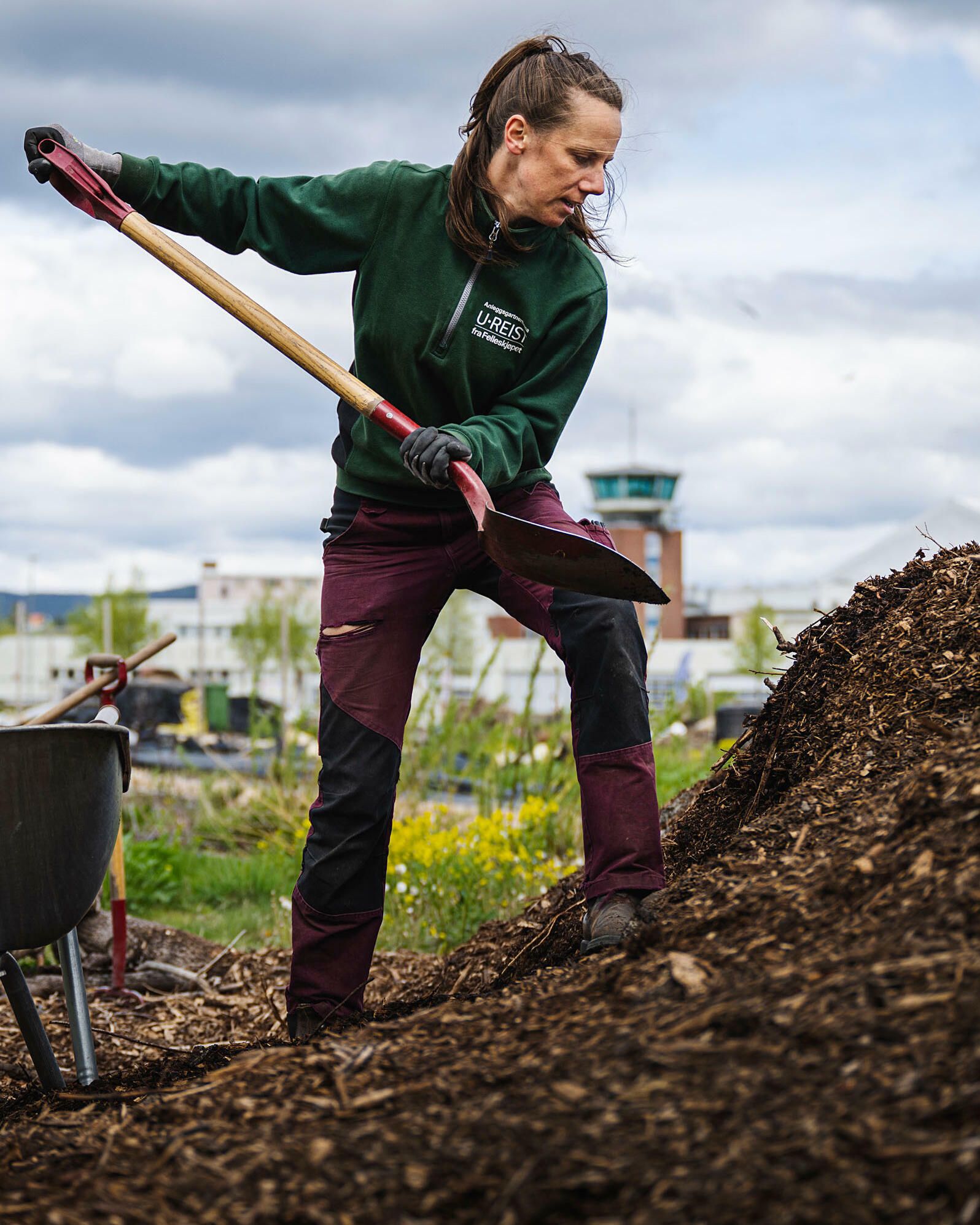Anna Karlsson fra U.reist Felleskjøpet på Fornebu jobber i hagen