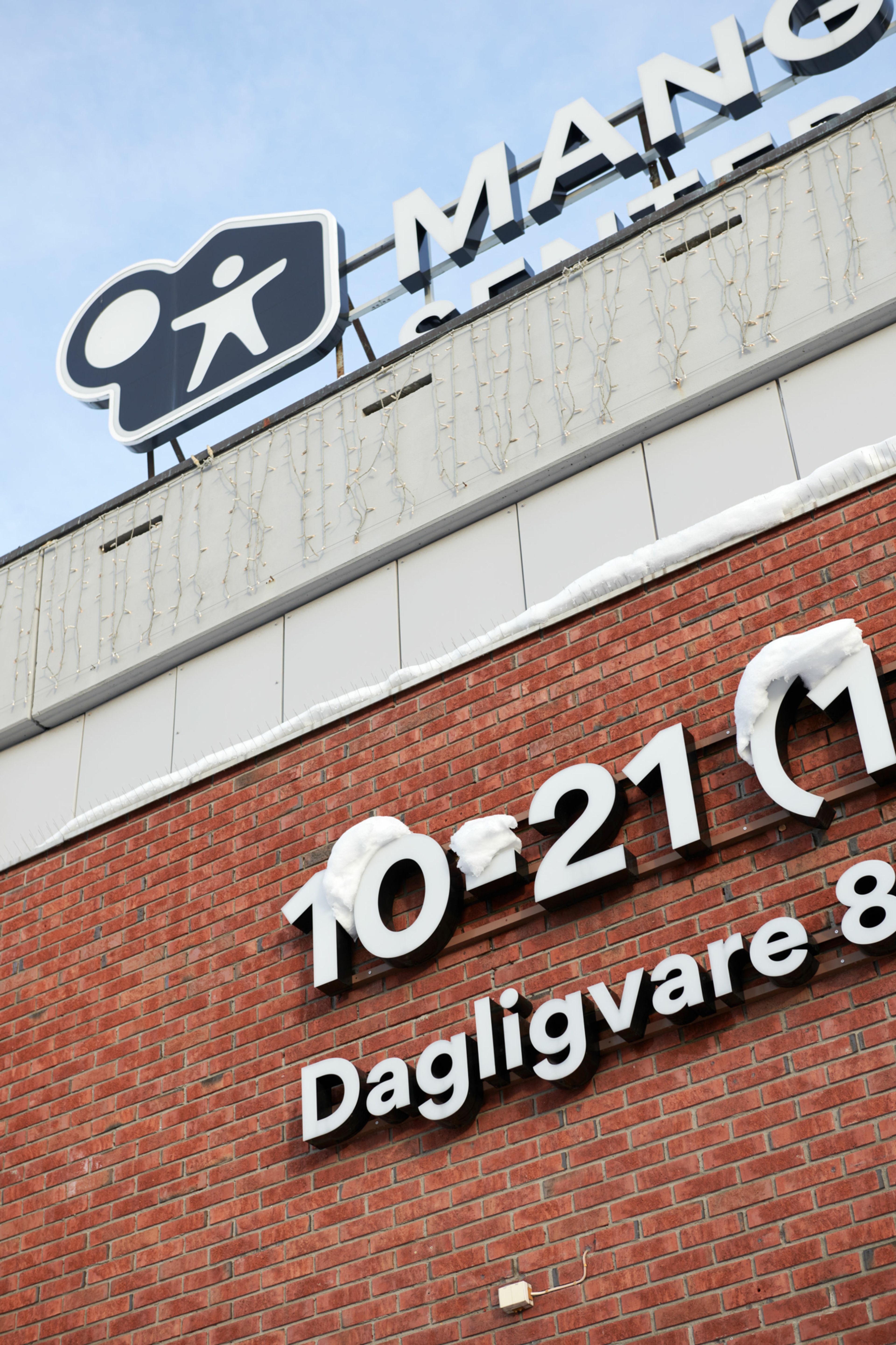 Foto av fasaden på Manglerud Senter.