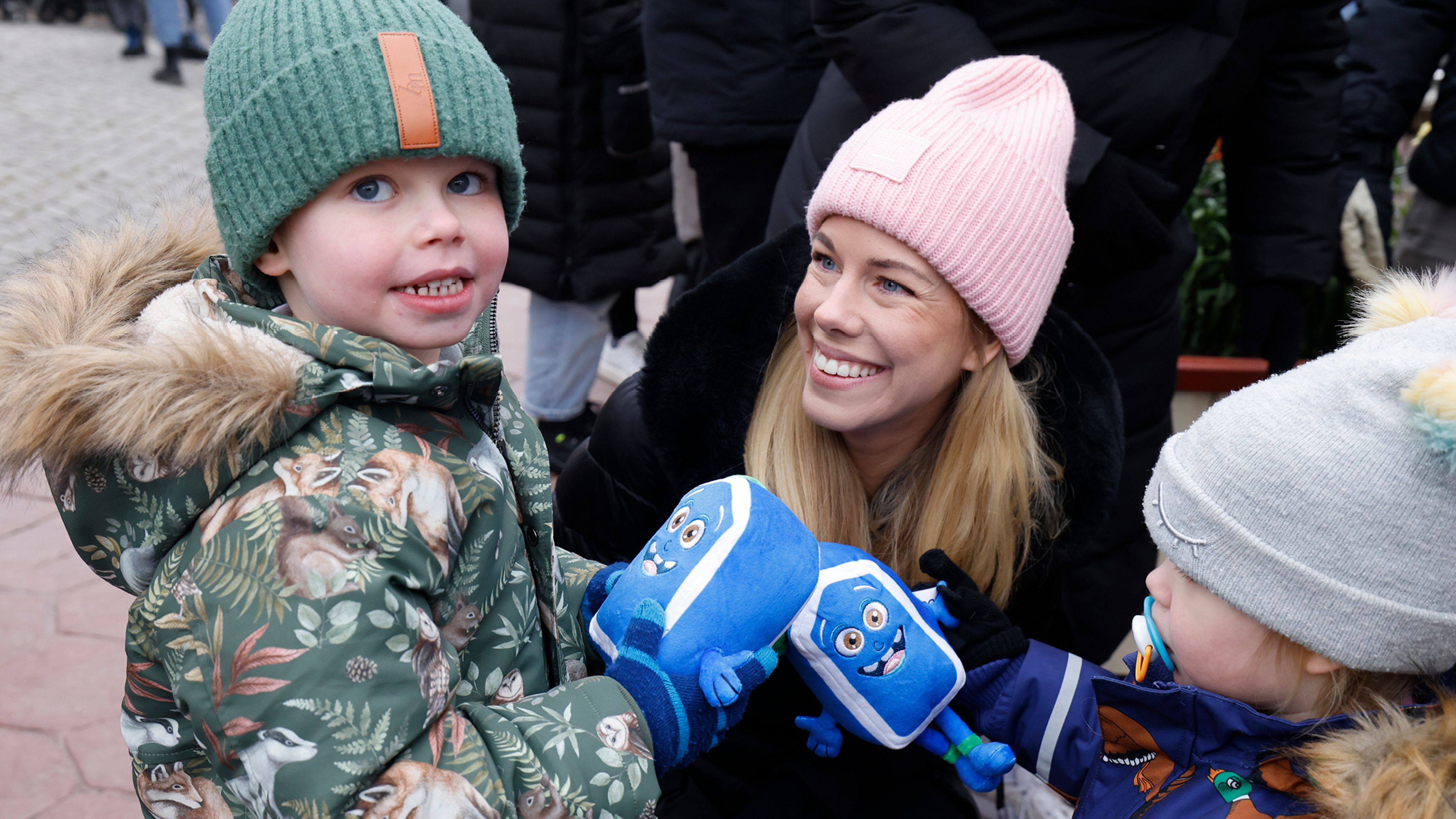 Mamma tillsammans med sina barn på Gröna Lund
