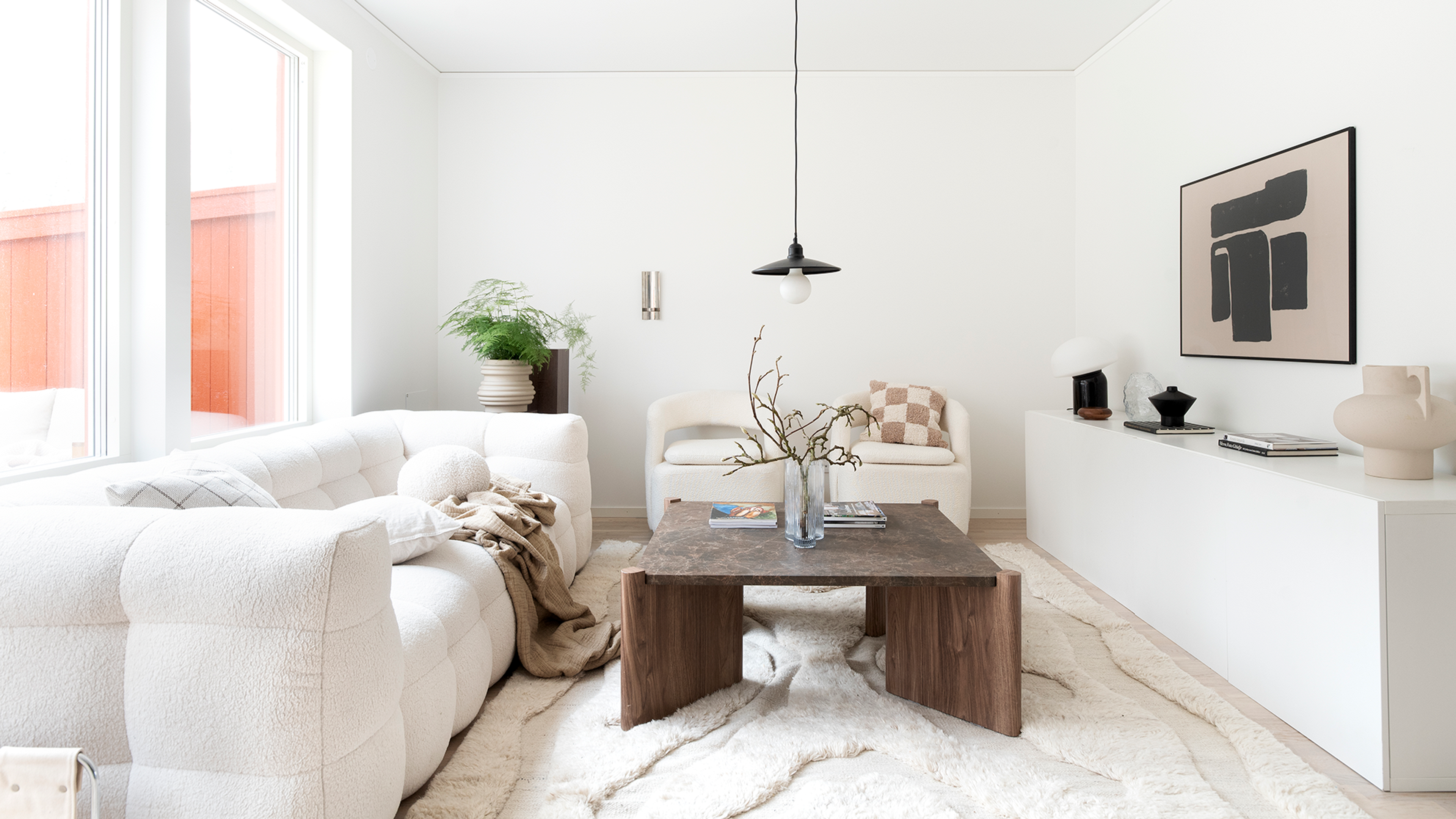 Ljust och rymligt vardagsrum med plats för hela familjen