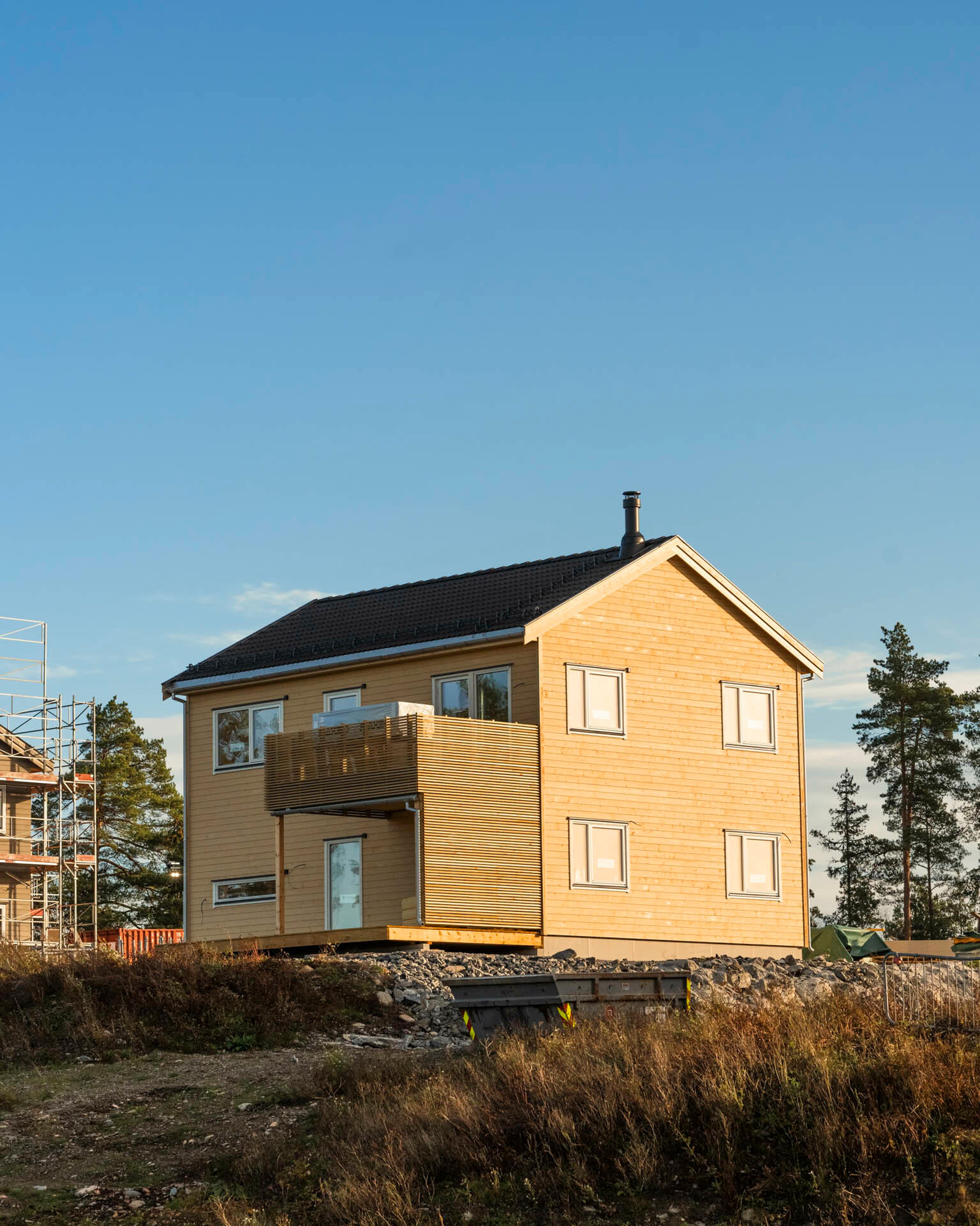 Foto av nesten ferdig enebolig i tre, bygget på Villa Havblikk i Son, av OBOS Block Watne.