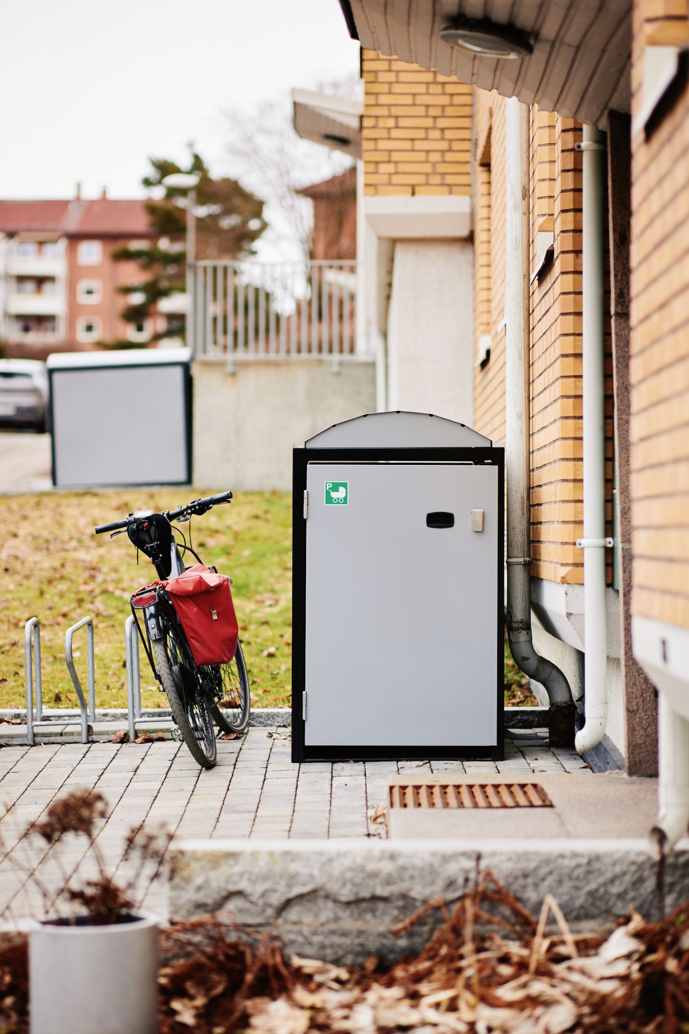 Foto av sykkelstativet utenfor et av inngangspartiene.