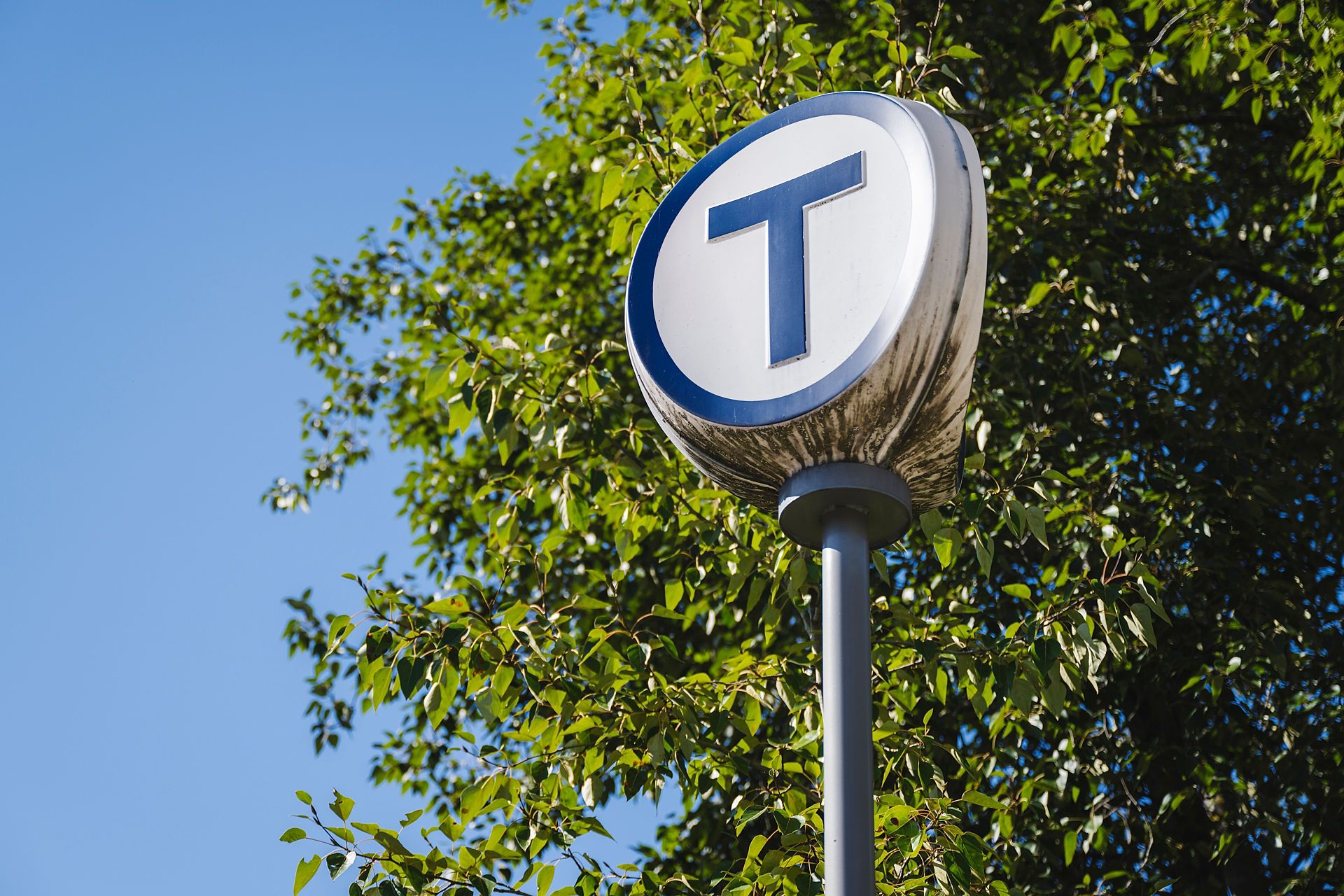 Bilde av et t-baneskilt på Furuset.