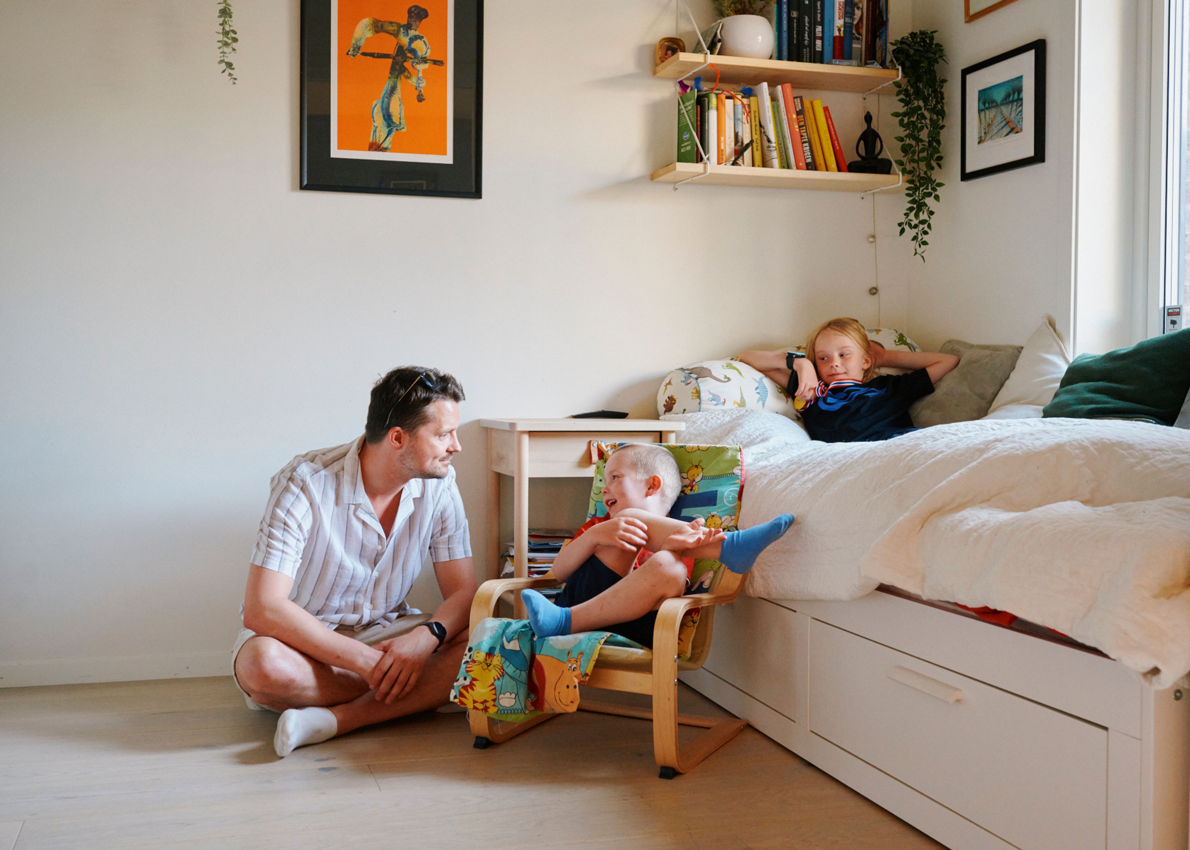 Erik og sønnene sitter inne på barnerommet i leiligheten sin på Frysja.