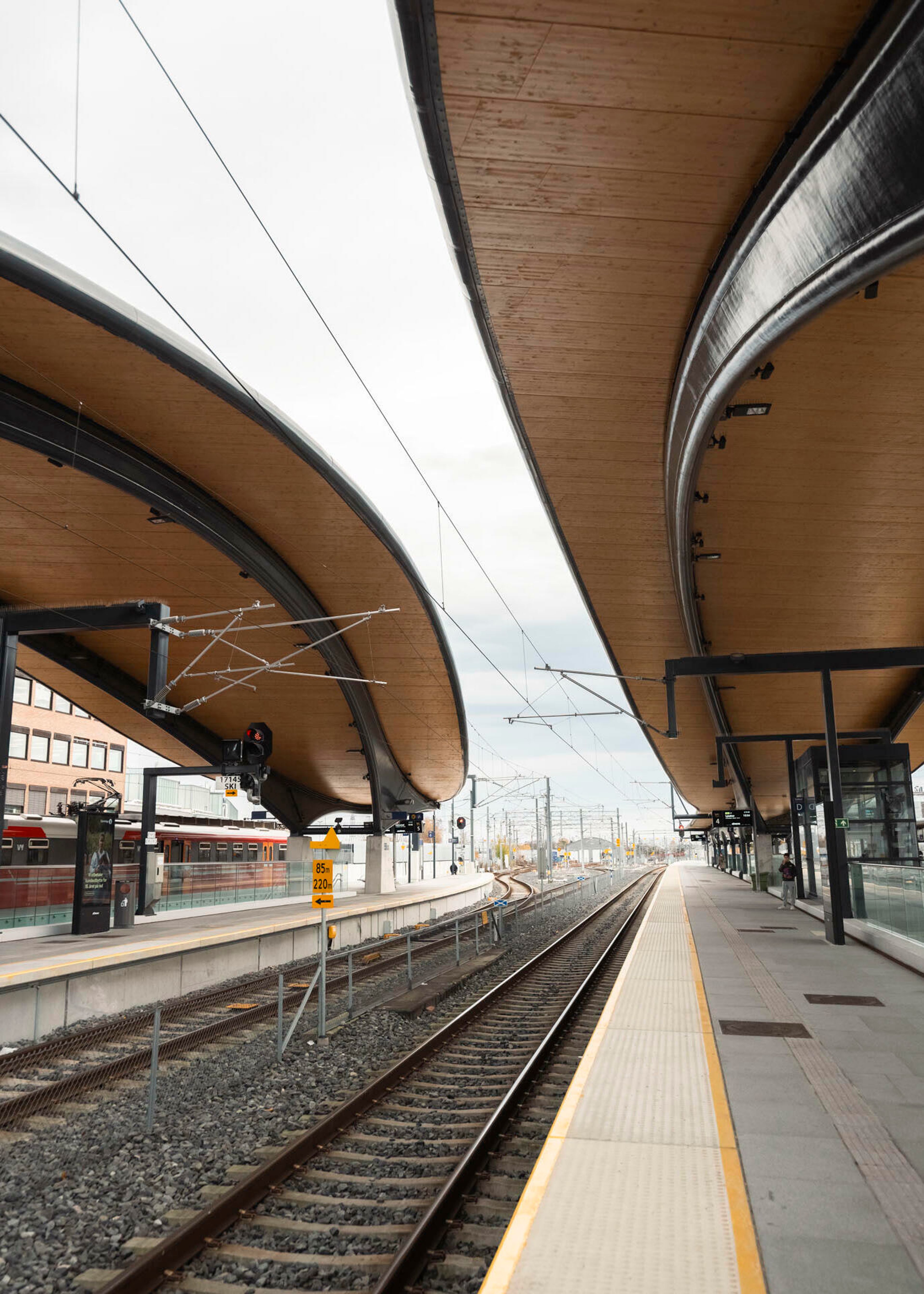 Foto av togsporene på Ski stasjon