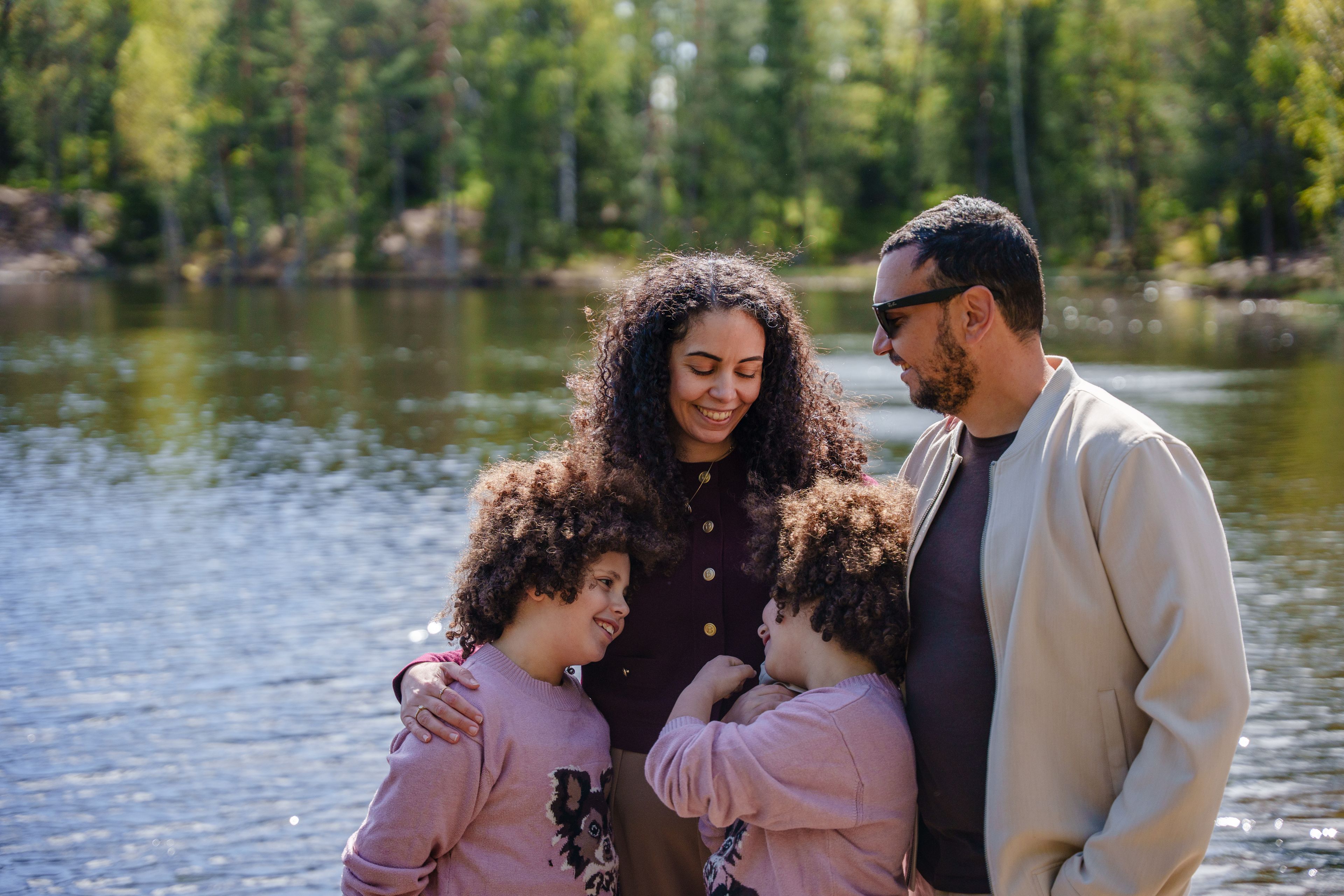 Foto av Hanane og familien som holder rundt hverandre, ved Vesletjern, noen minutter fra Oen