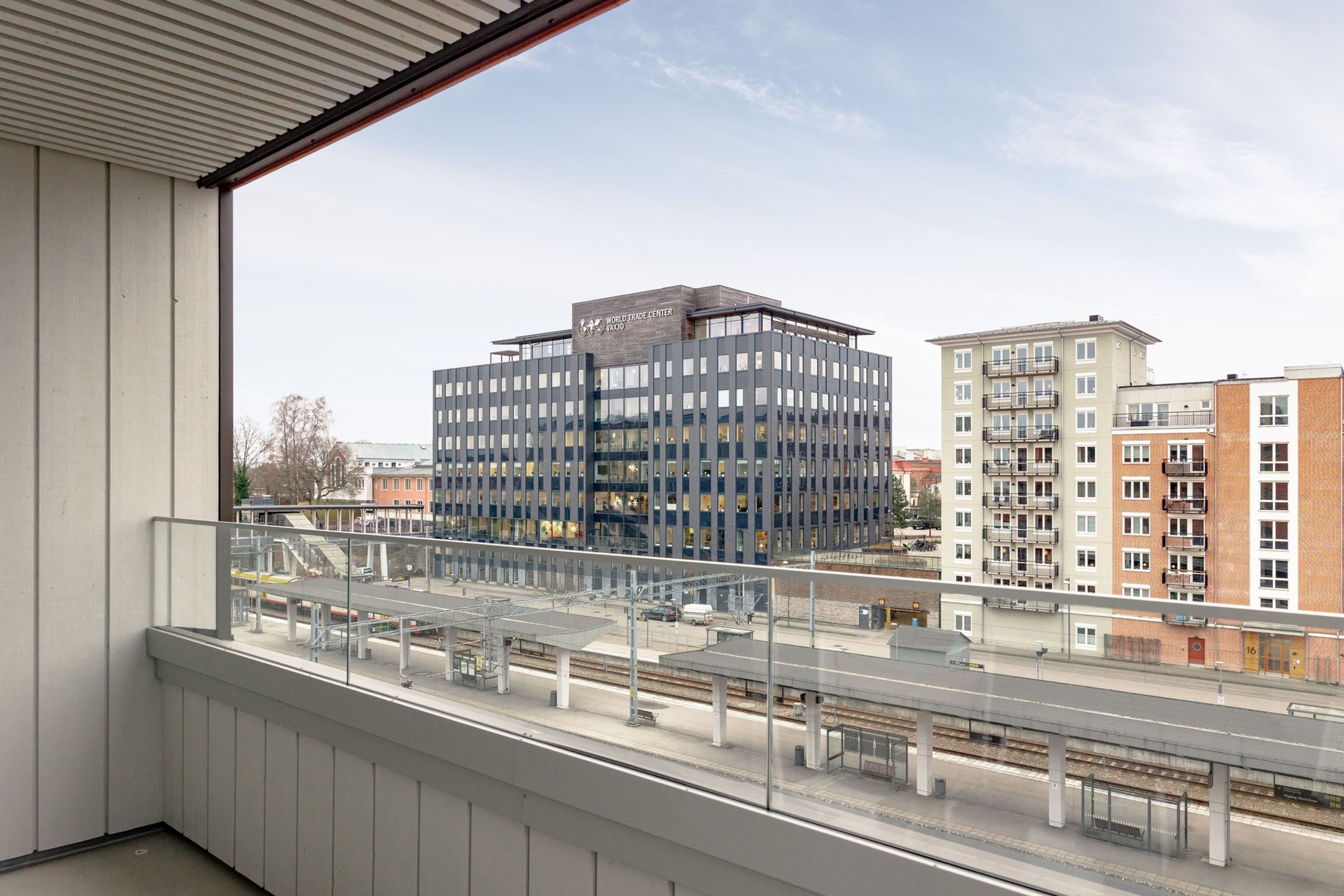 Balkong i söderläge med utsikt över centralstationen