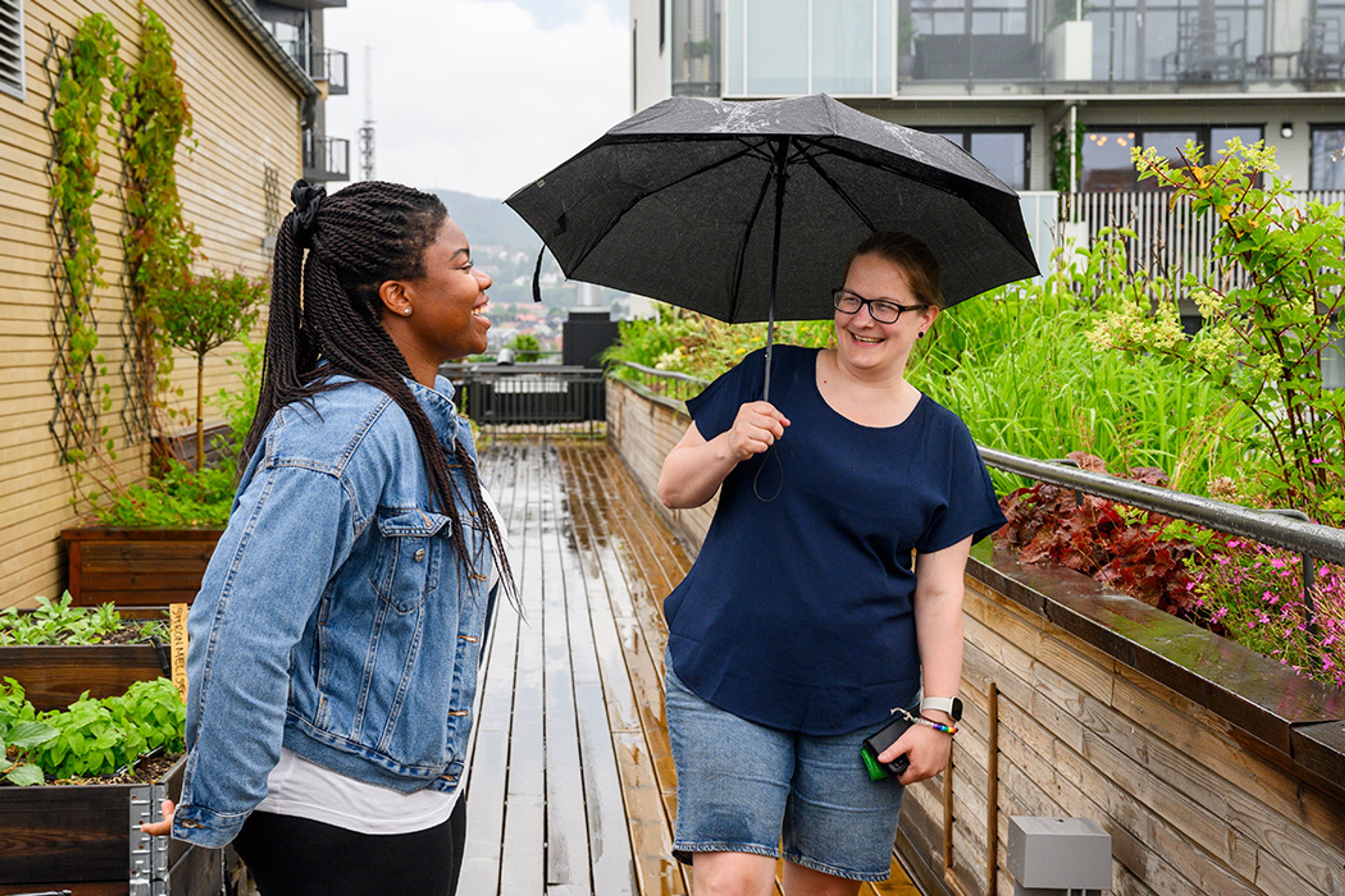 Elsie og Tina fra Ulven Park borettslag står på en av takterrassene i borettslaget.