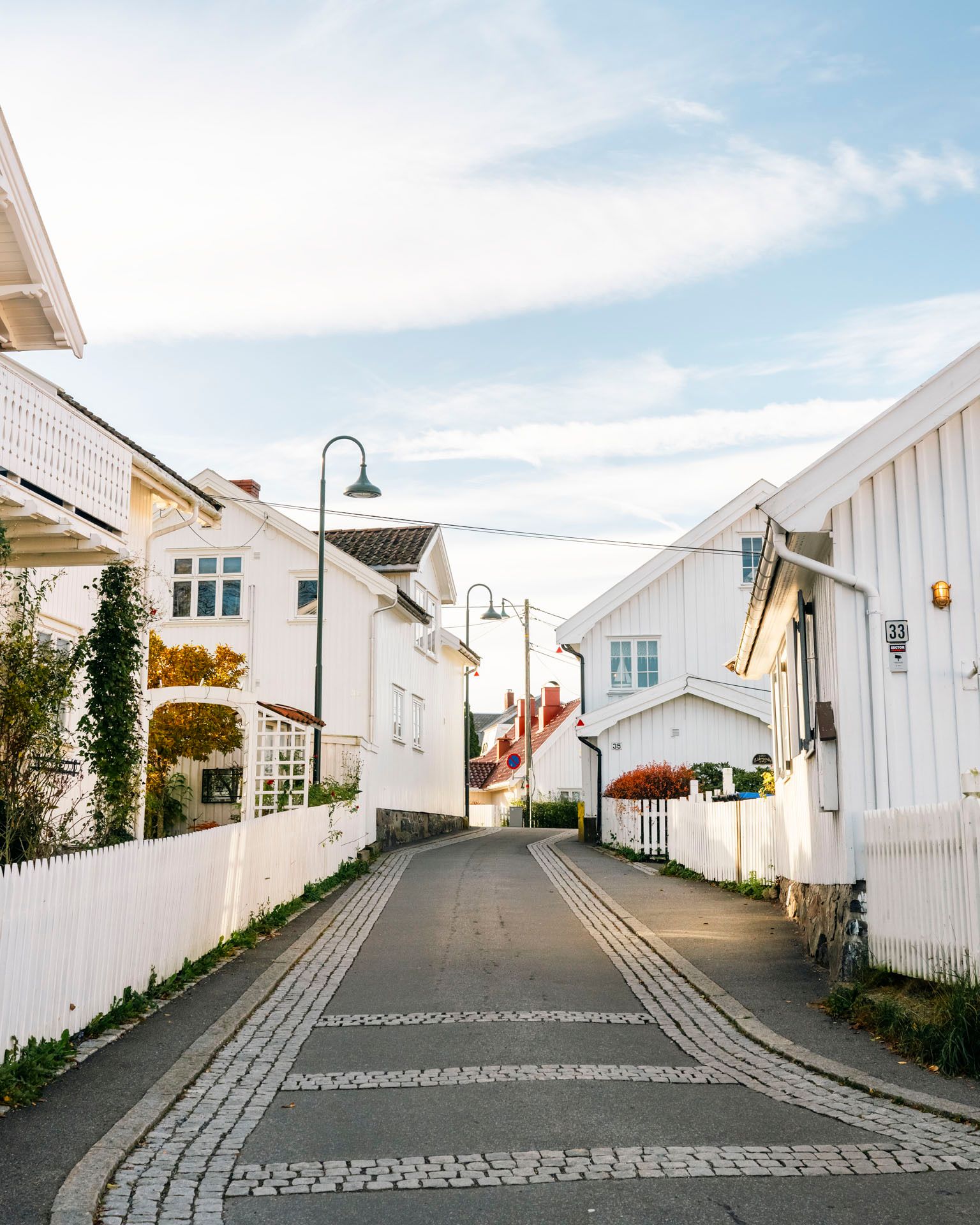 Foto av koselig gate med hvite trehus i Son
