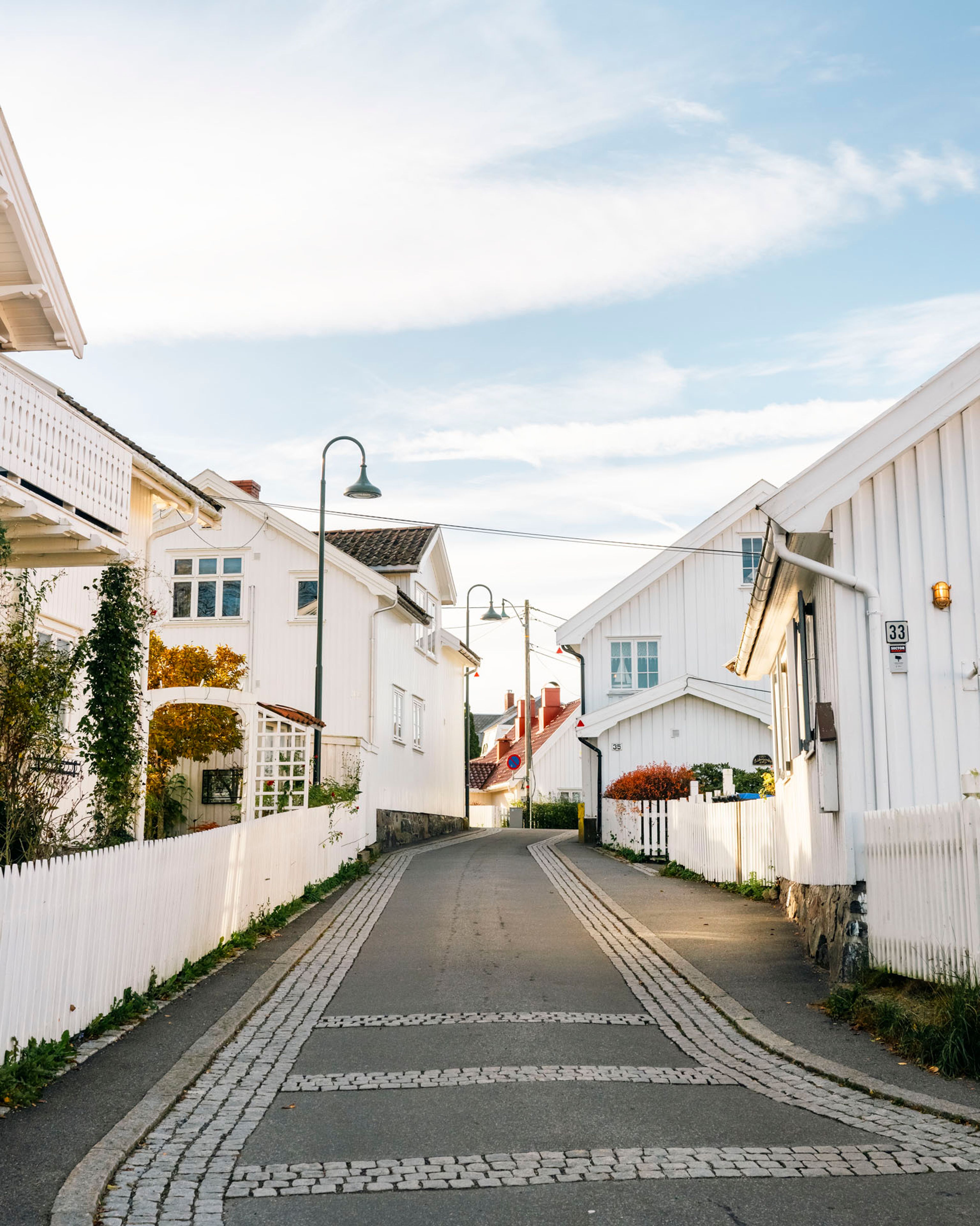 Foto av koselig gate med hvite trehus i Son
