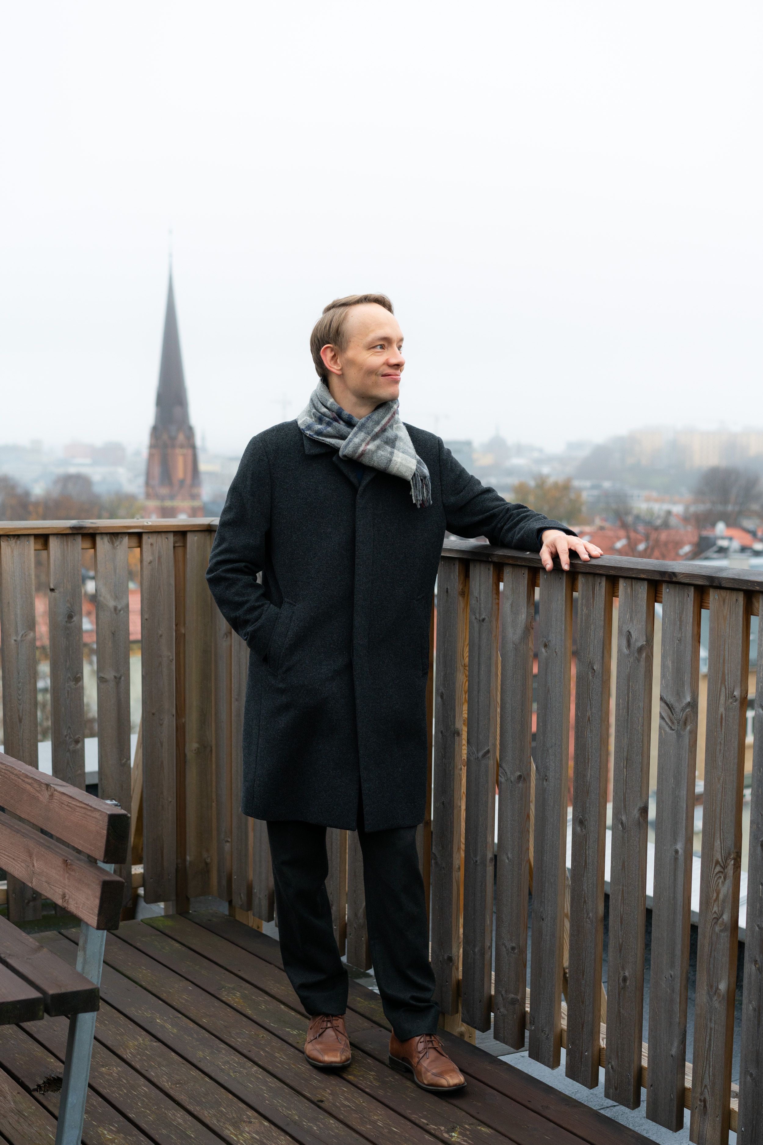 Styreleder i Ringnes Park Vest sameie, Pekka Salo, står på takterrassen til en av boligblokkene i sameiet.