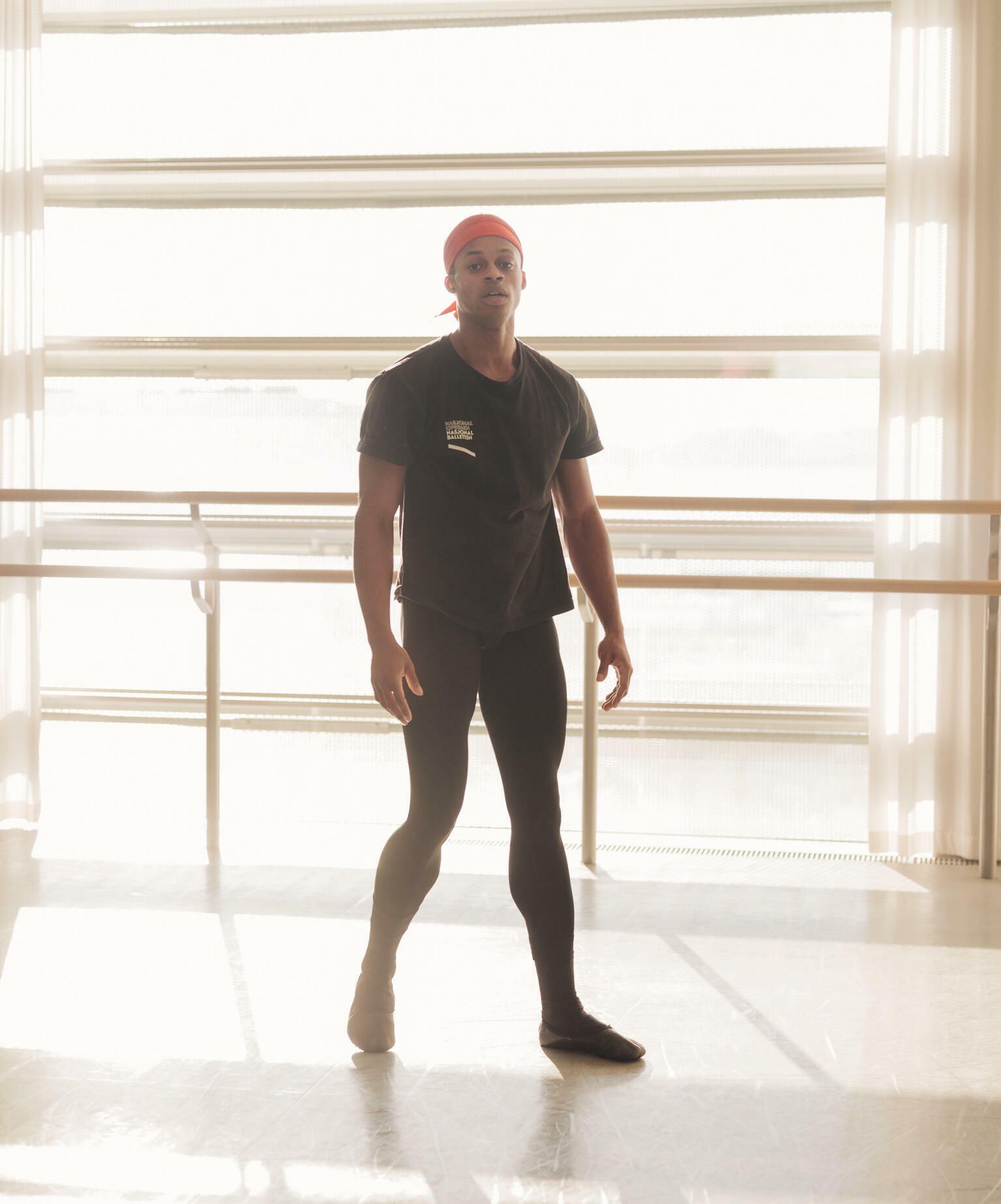 Bilde av Shaakir Muhammad i en dansesal.