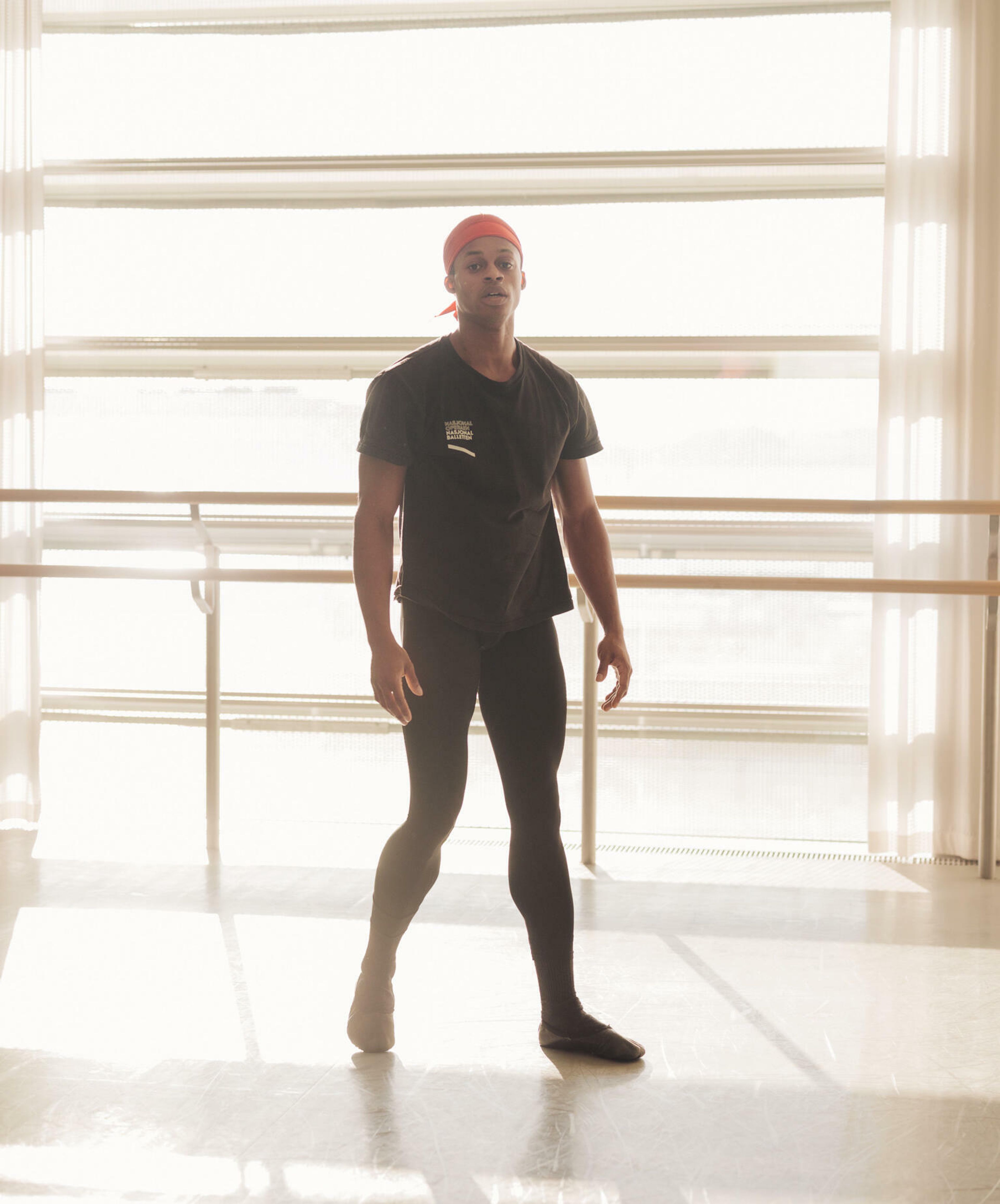 Bilde av Shaakir Muhammad i en dansesal.