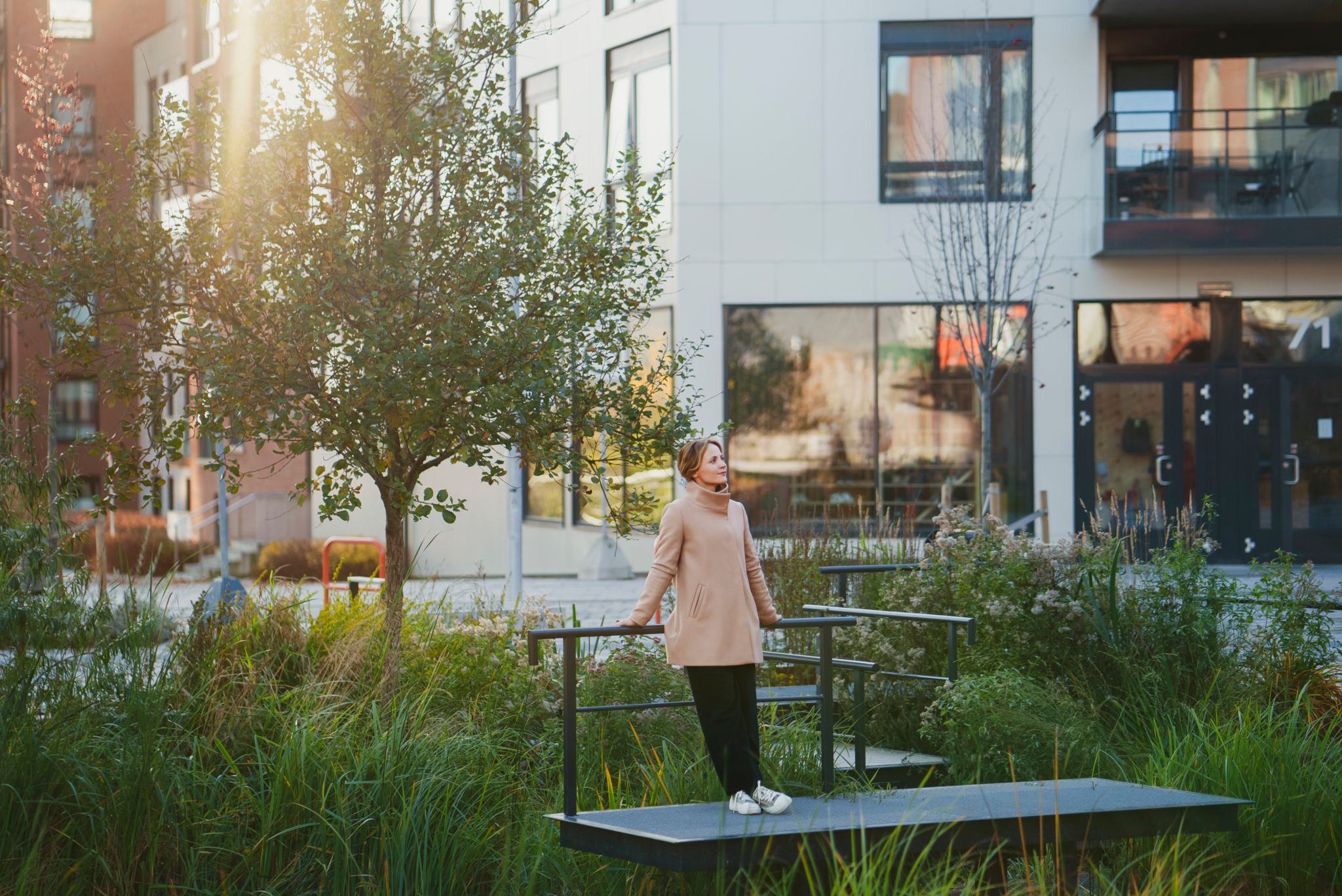 Bilde av Kine Steien på en liten brygge ved et vannspeil med grøntområder rundt