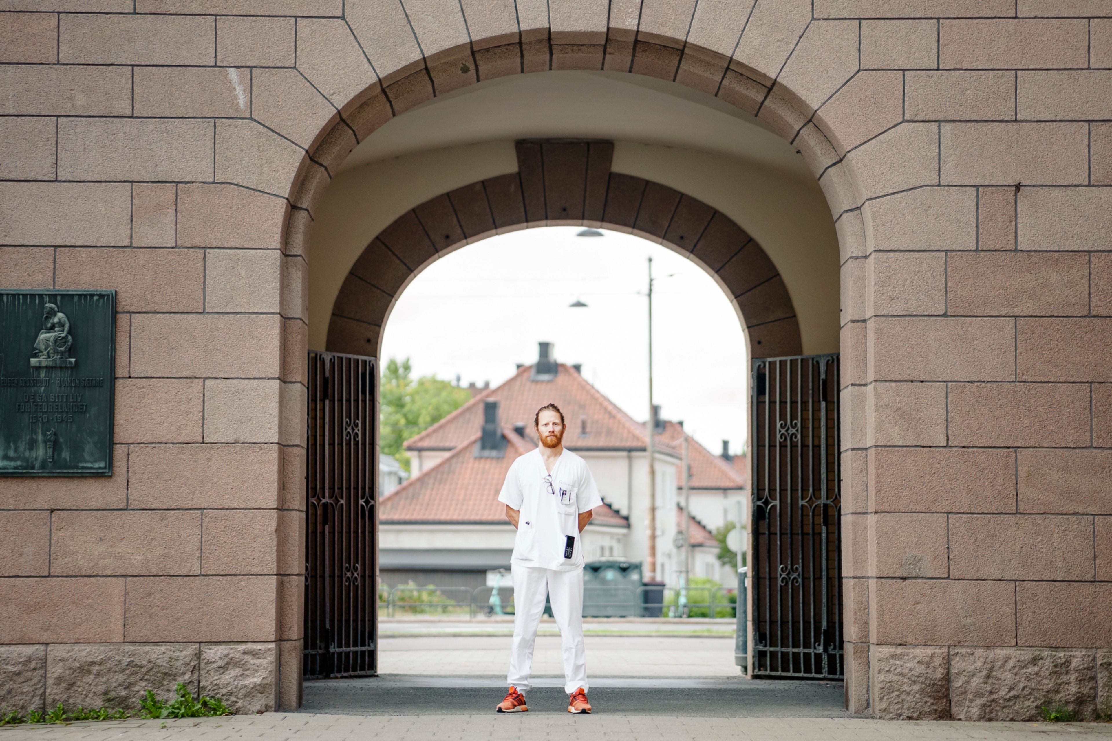 Erlend Grønningen står i en port utenfor Ullevål sykehus.