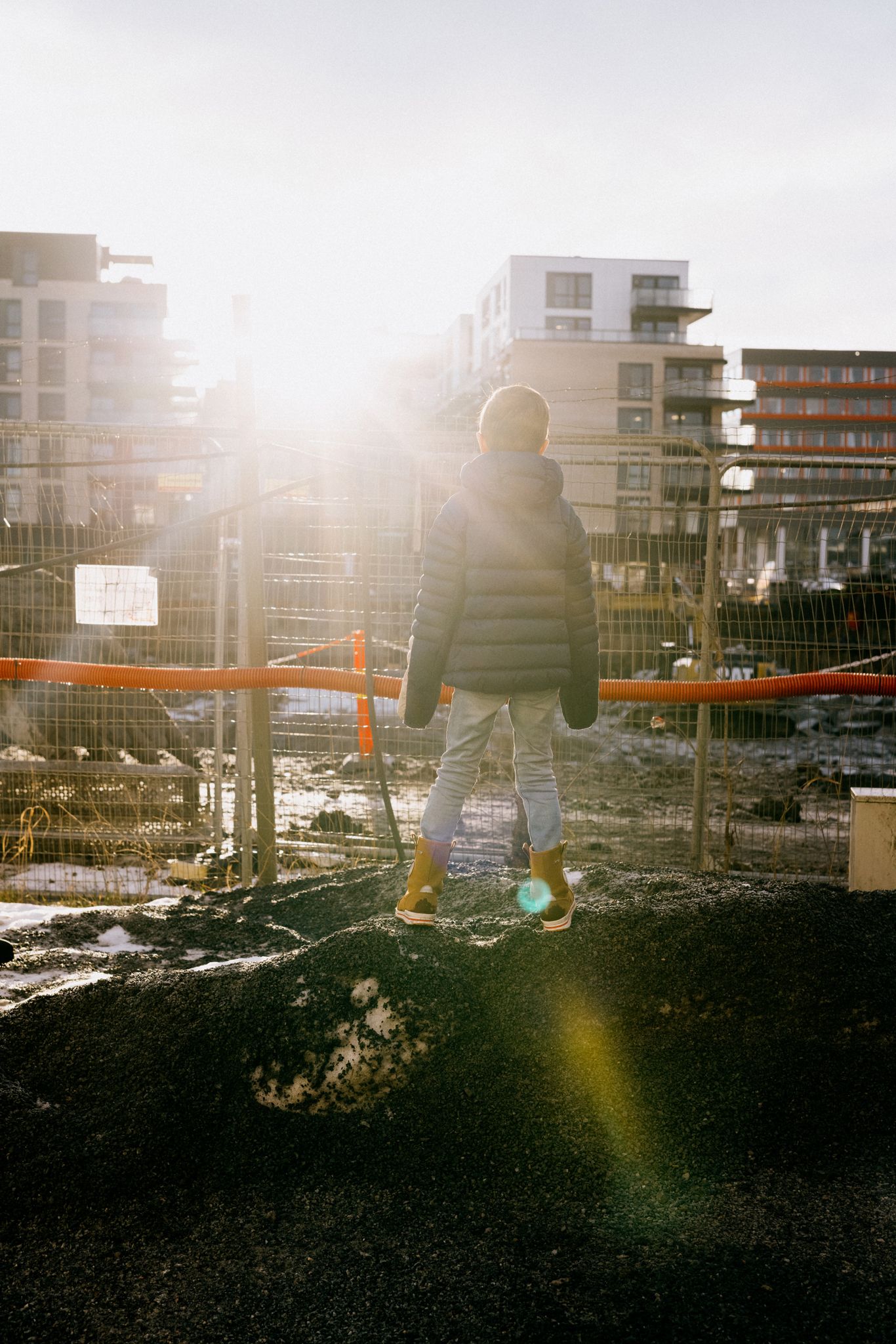 Bilde av sønnen William på byggeplassen.