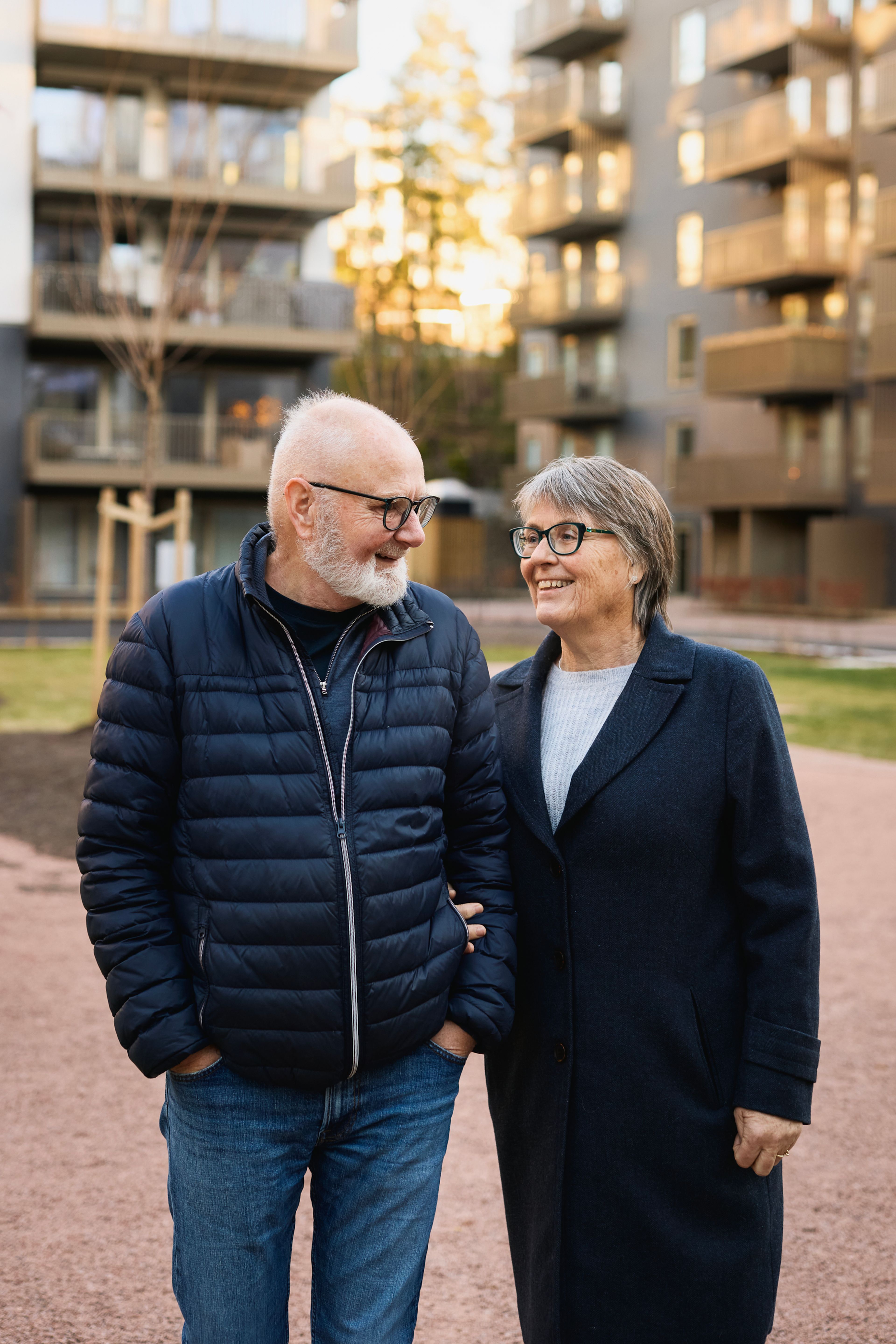 Bilde av Frank og Ellinor som står ute og ser på hverandre