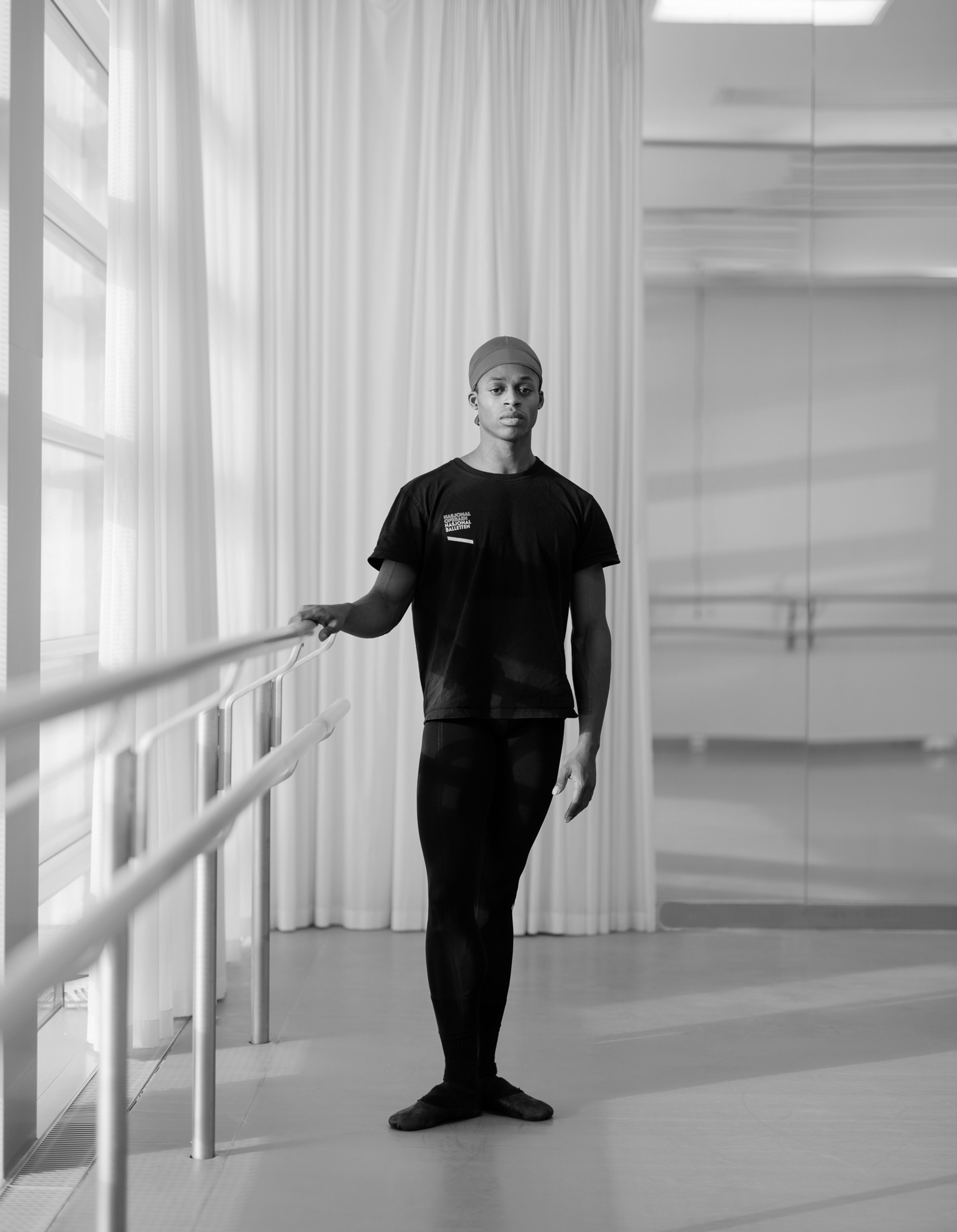Bildet viser ballettdanseren Shaakir Muhammad ved en ballettbarre.