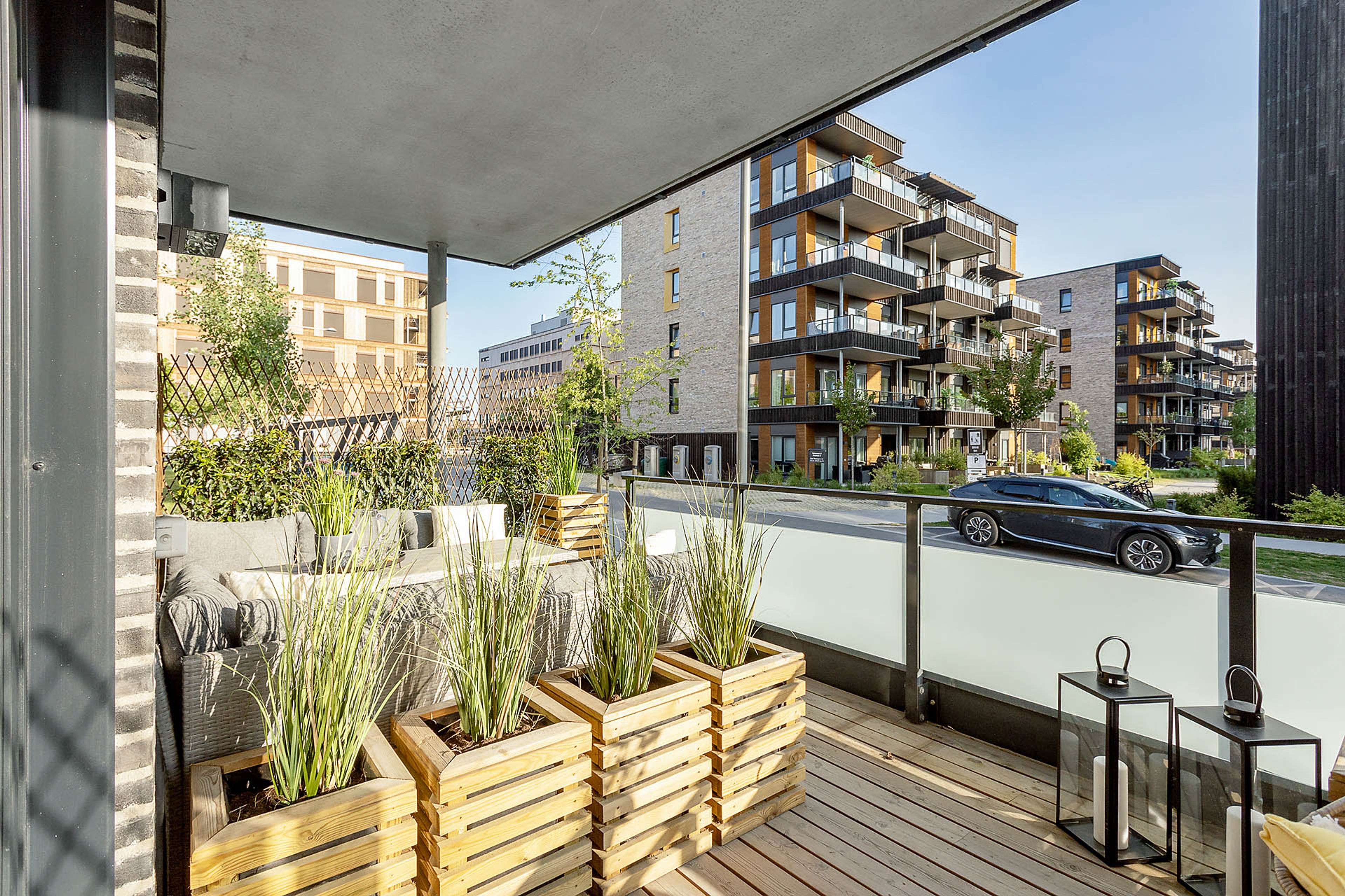 Bilde av plantekasser og utesofa på en markterrasse i hjørneleilighet på Oksenøya