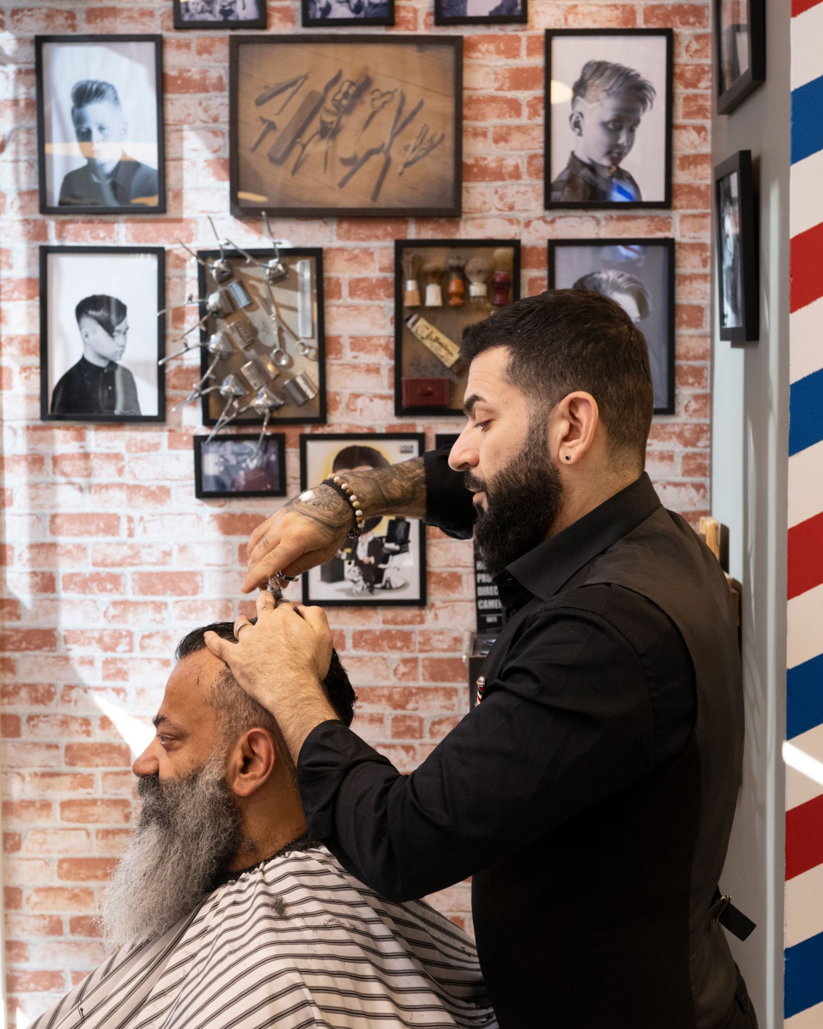 Karam klipper Sharam i salongen sin på Holmlia