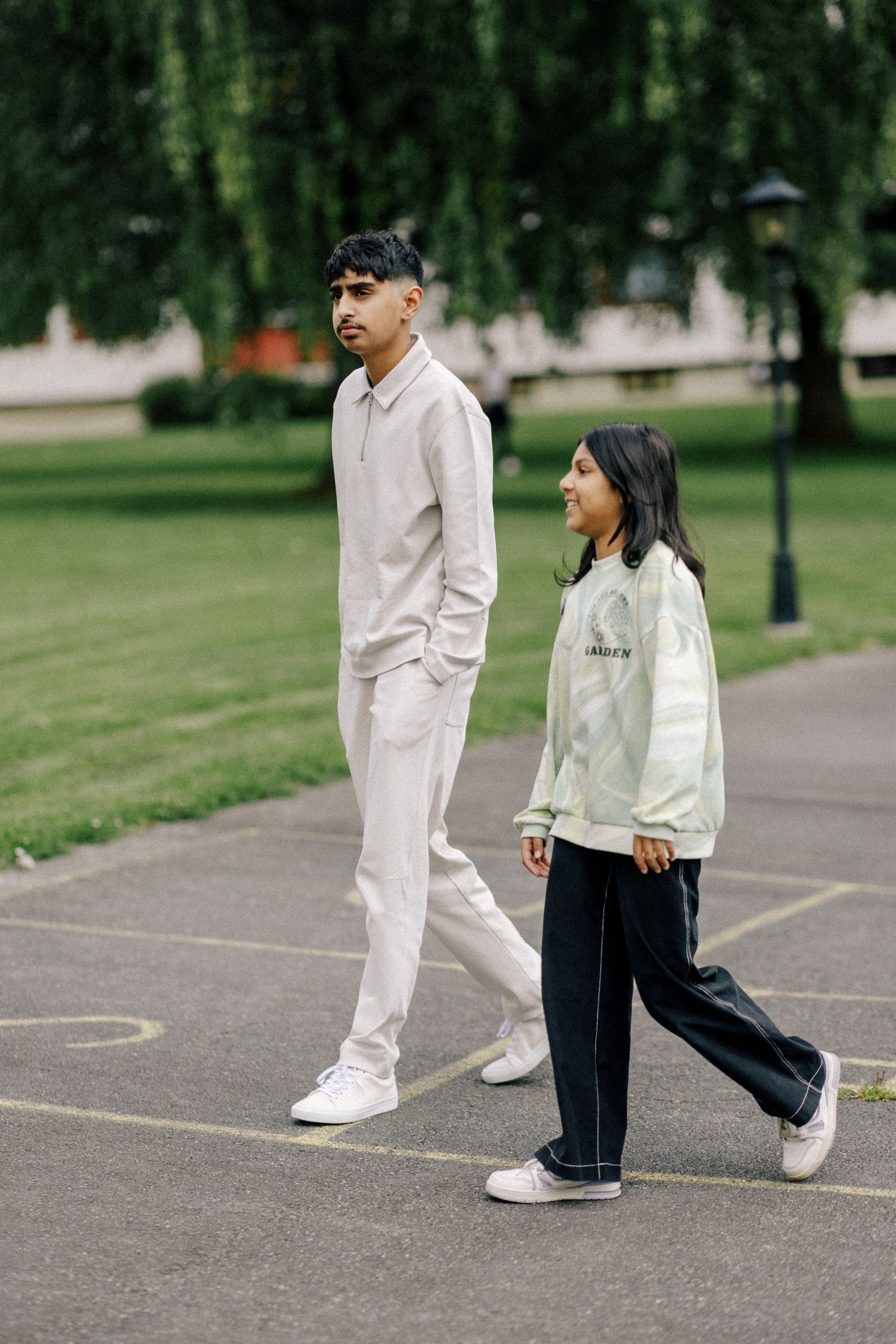 Skuespillerne Mohammed Ahmed og Liza Haider spiller søskenparet Mahmoud og Alia i filmen Hør Her'a!