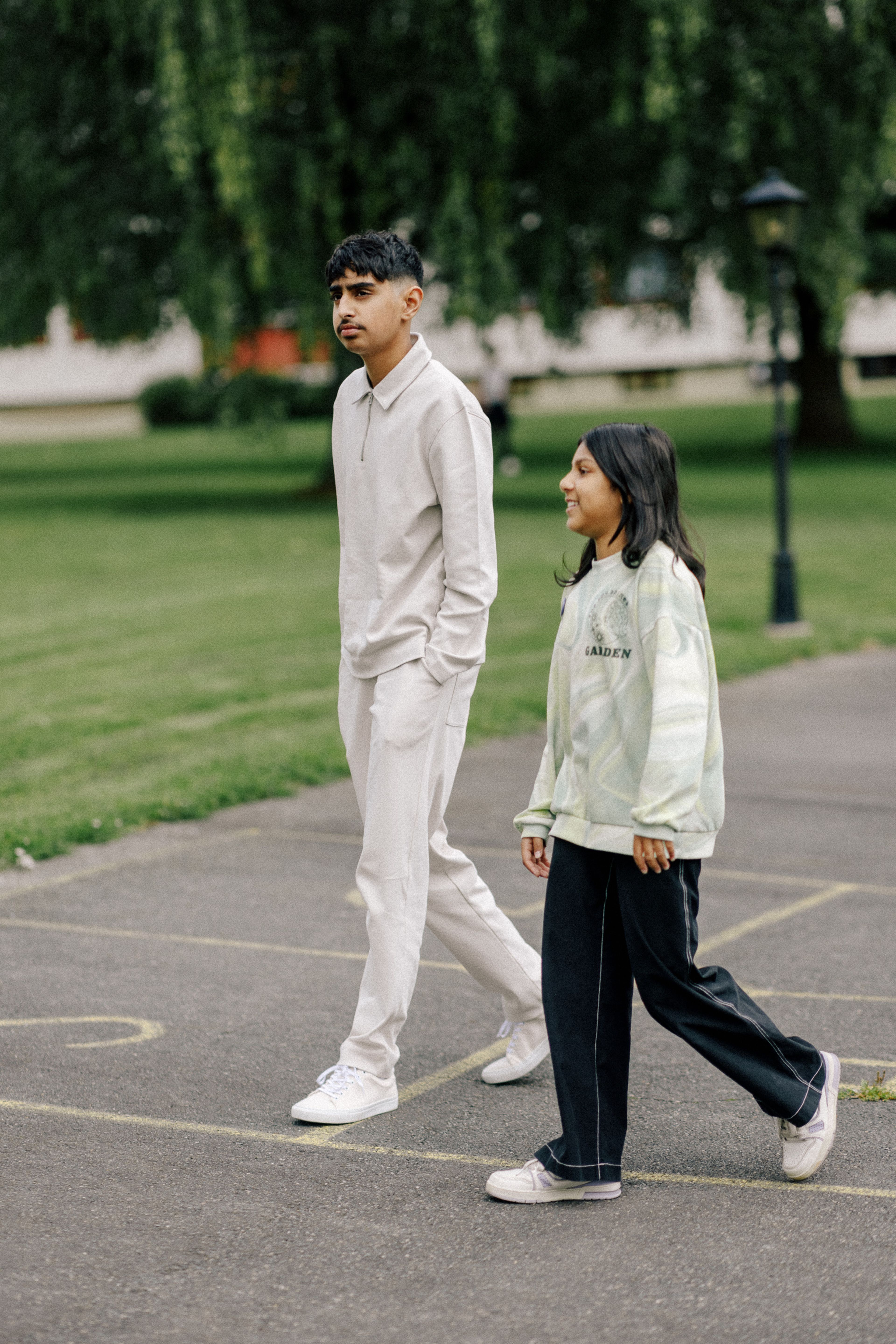 Skuespillerne Mohammed Ahmed og Liza Haider spiller søskenparet Mahmoud og Alia i filmen Hør Her'a!