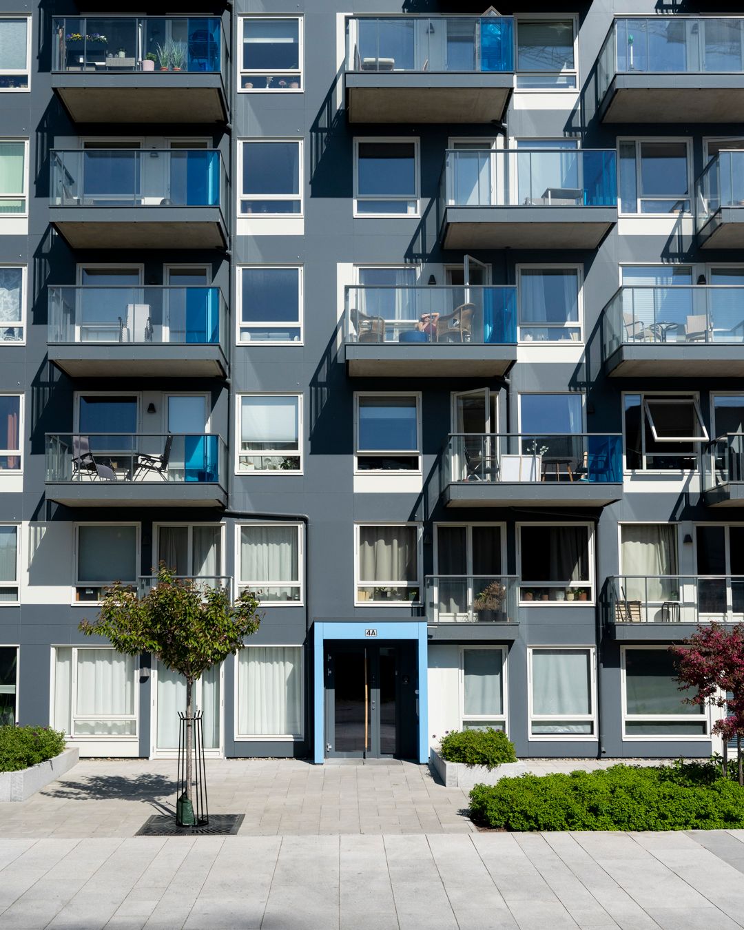 Foto av inngangen til 4A og fasaden til boligprosjektet Vollebekk Torgkvartal.