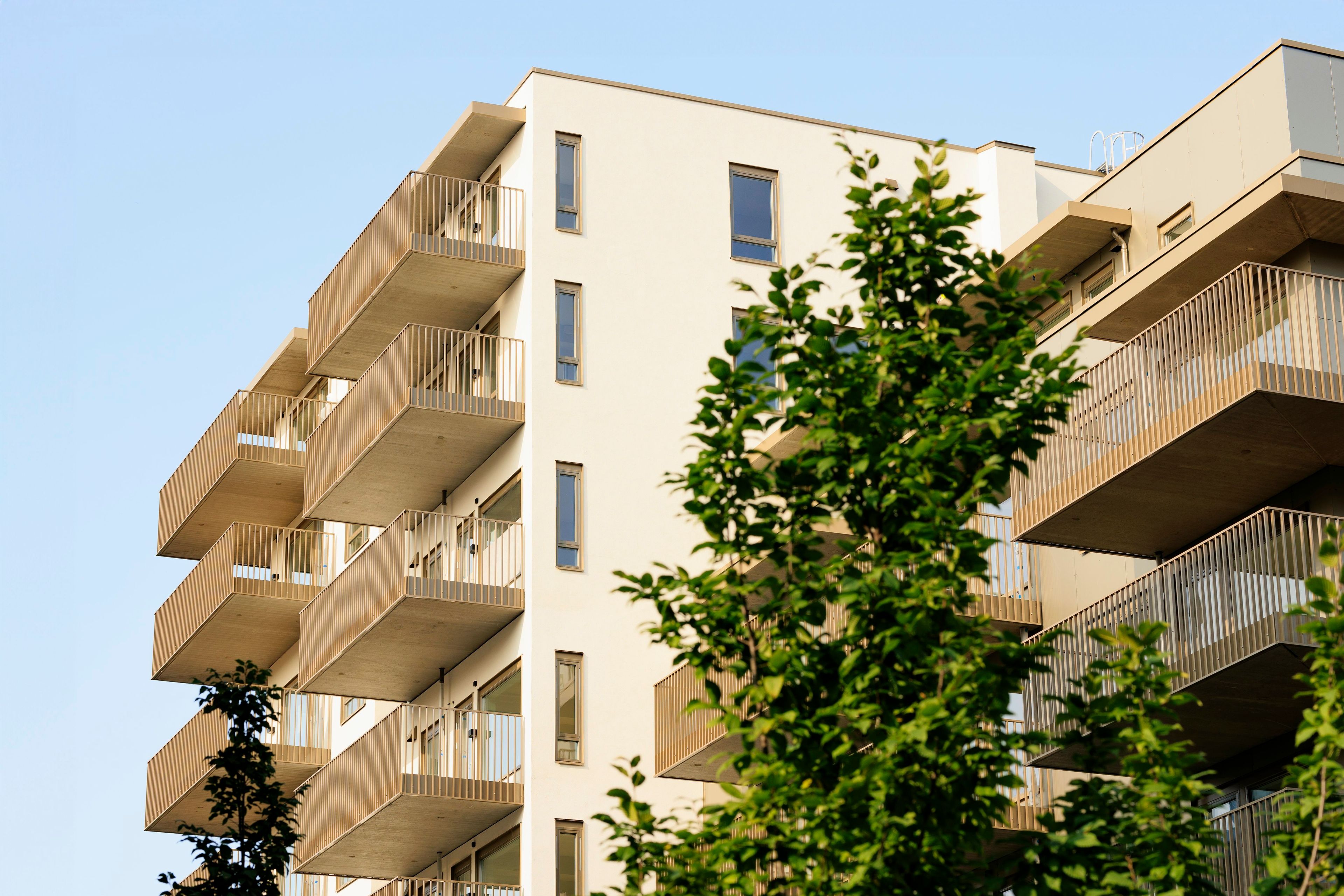 Fasaden til boligprosjektet MIDT i Lørenskog i sola.