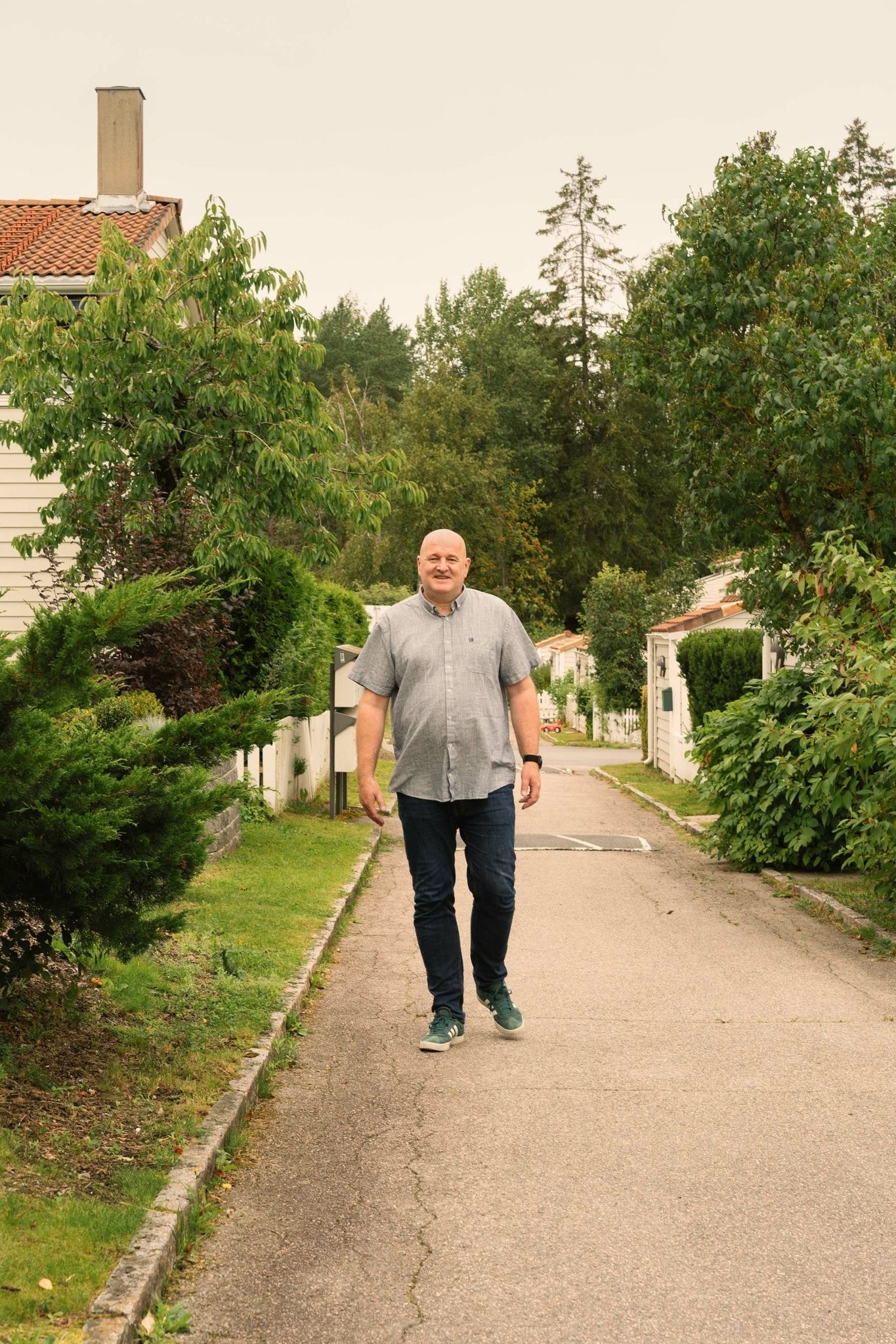 Portrett av styreleder Tore Beitveit på gangveien i Søndre Åsgården borettslag.
