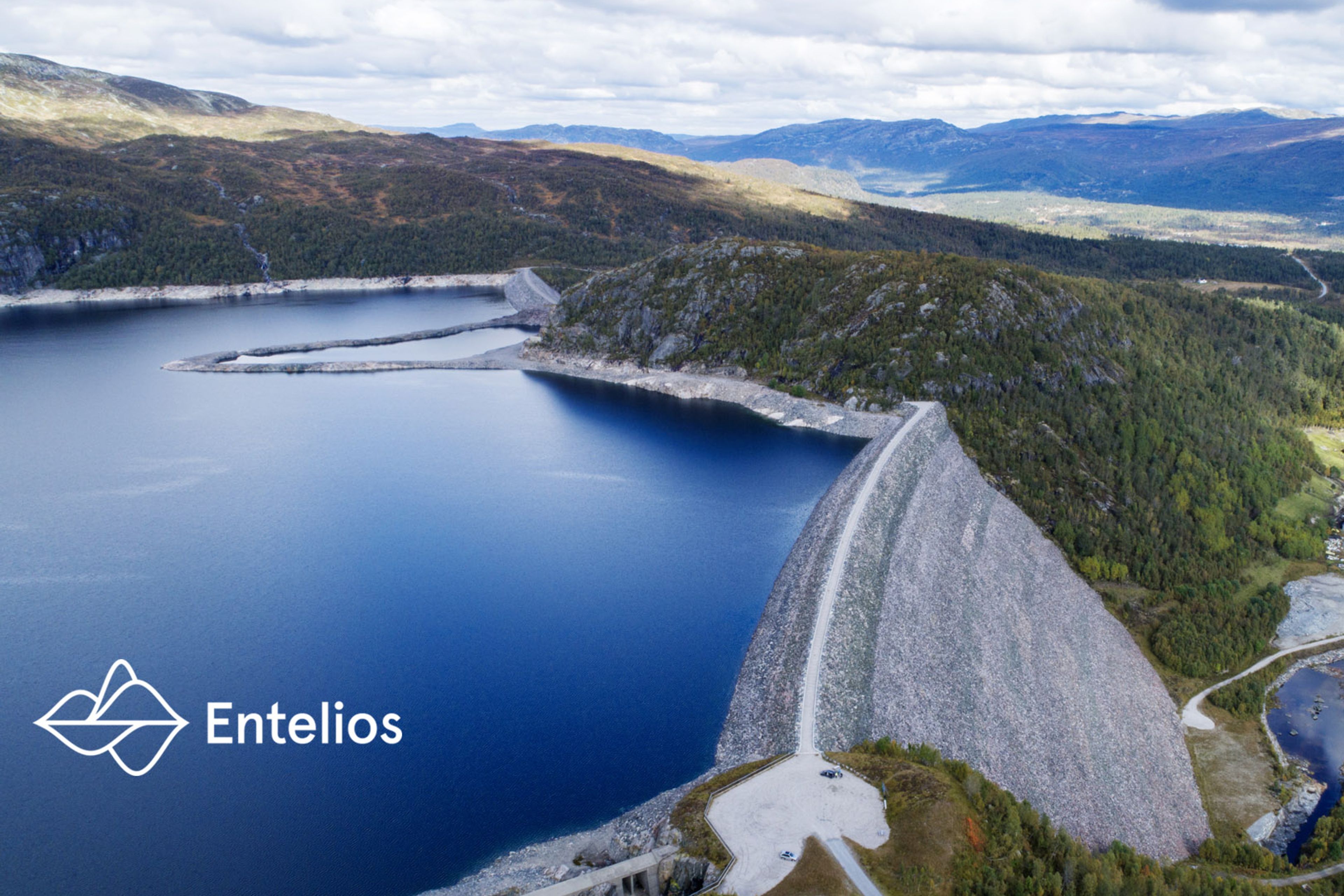 Bilde av fjell, vann og vei med Entelios logo