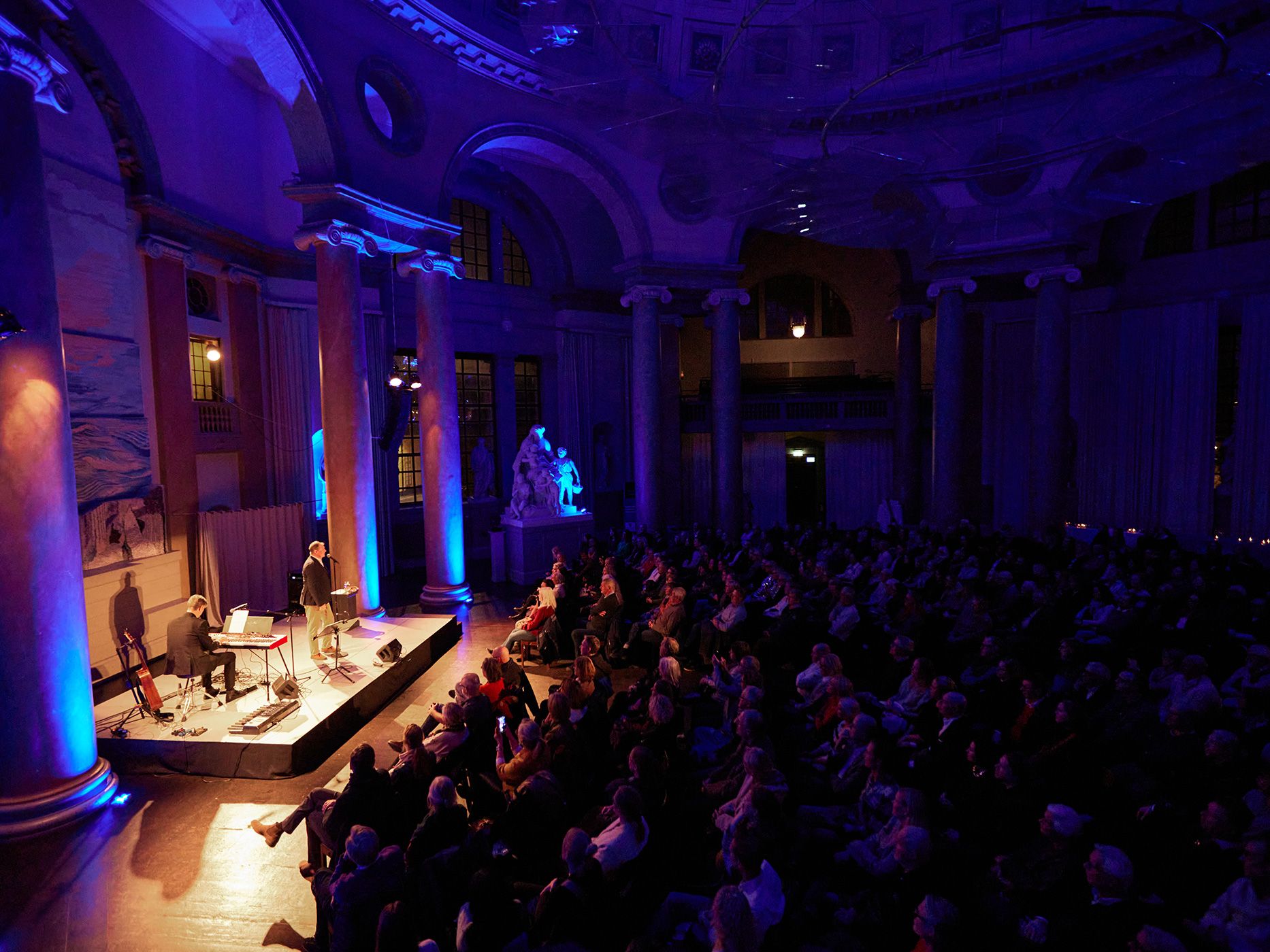 Publikhav i riktning mot scen där Magnus Carlson sjunger