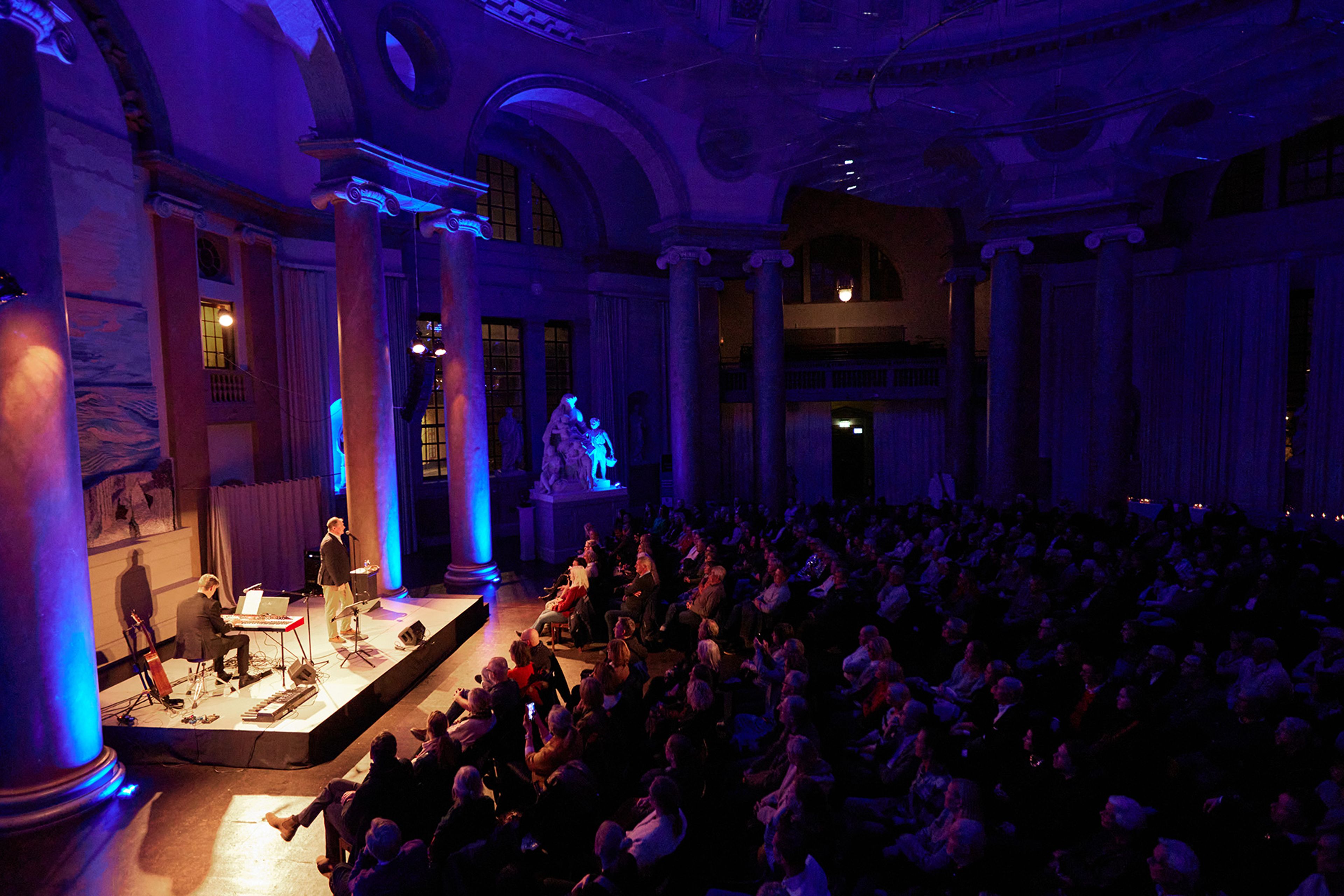 Publikhav i riktning mot scen där Magnus Carlson sjunger