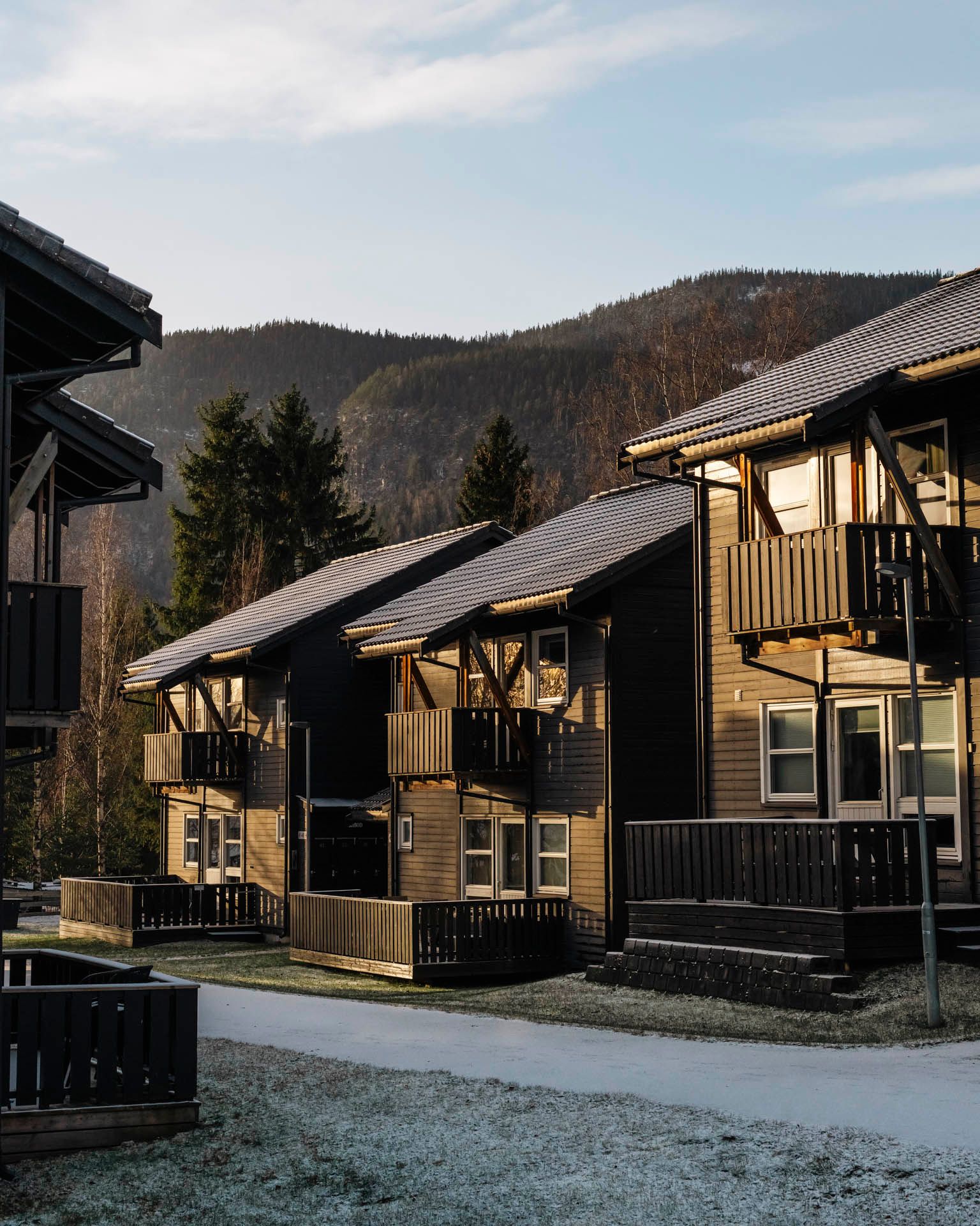 Fritidsboliger i Hafjell alpinlandsby med synlig fasade, balkonger og tak i fjellmiljø.