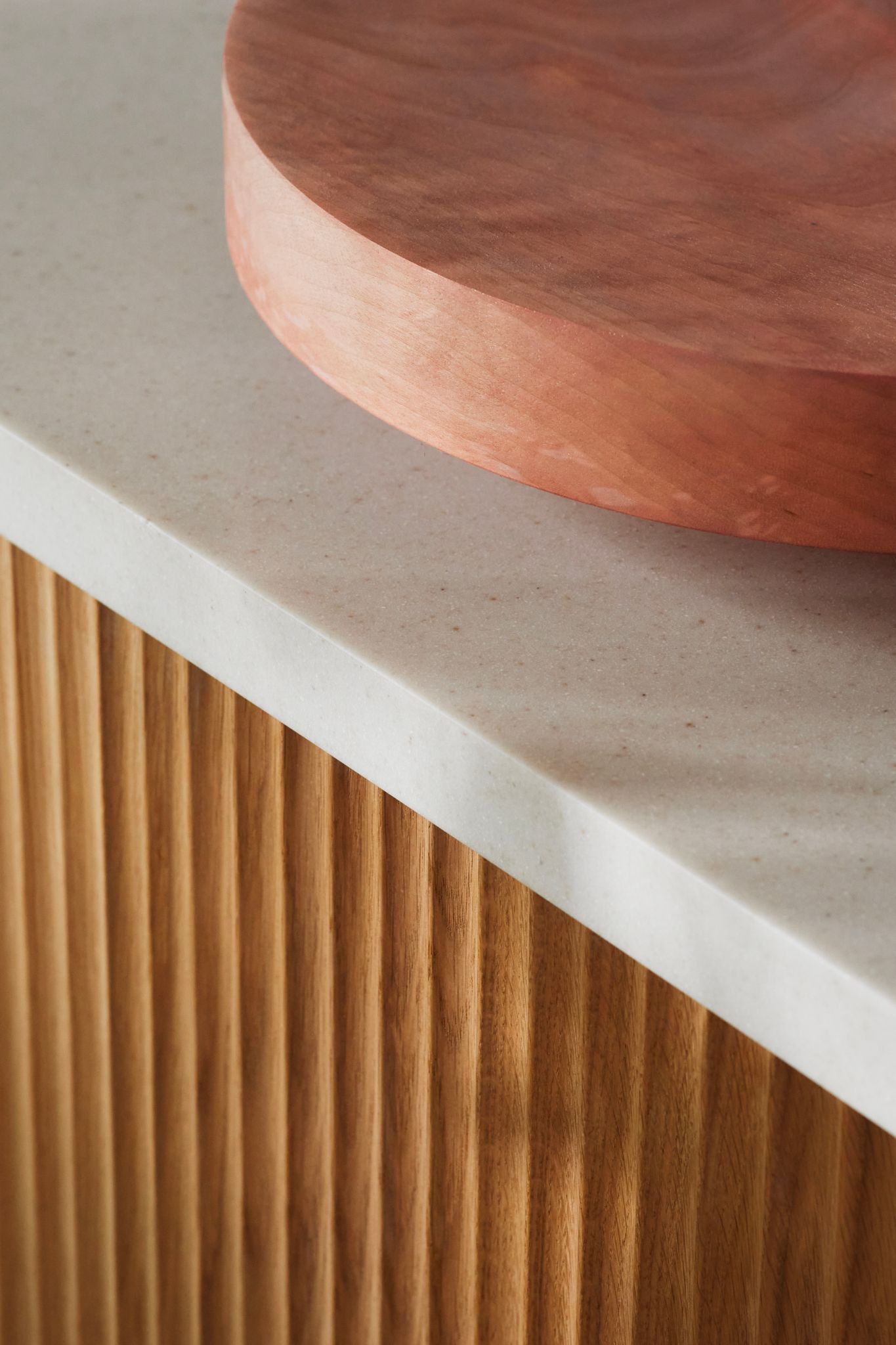 Benkeplata er linfarget og kledningen i treverk.