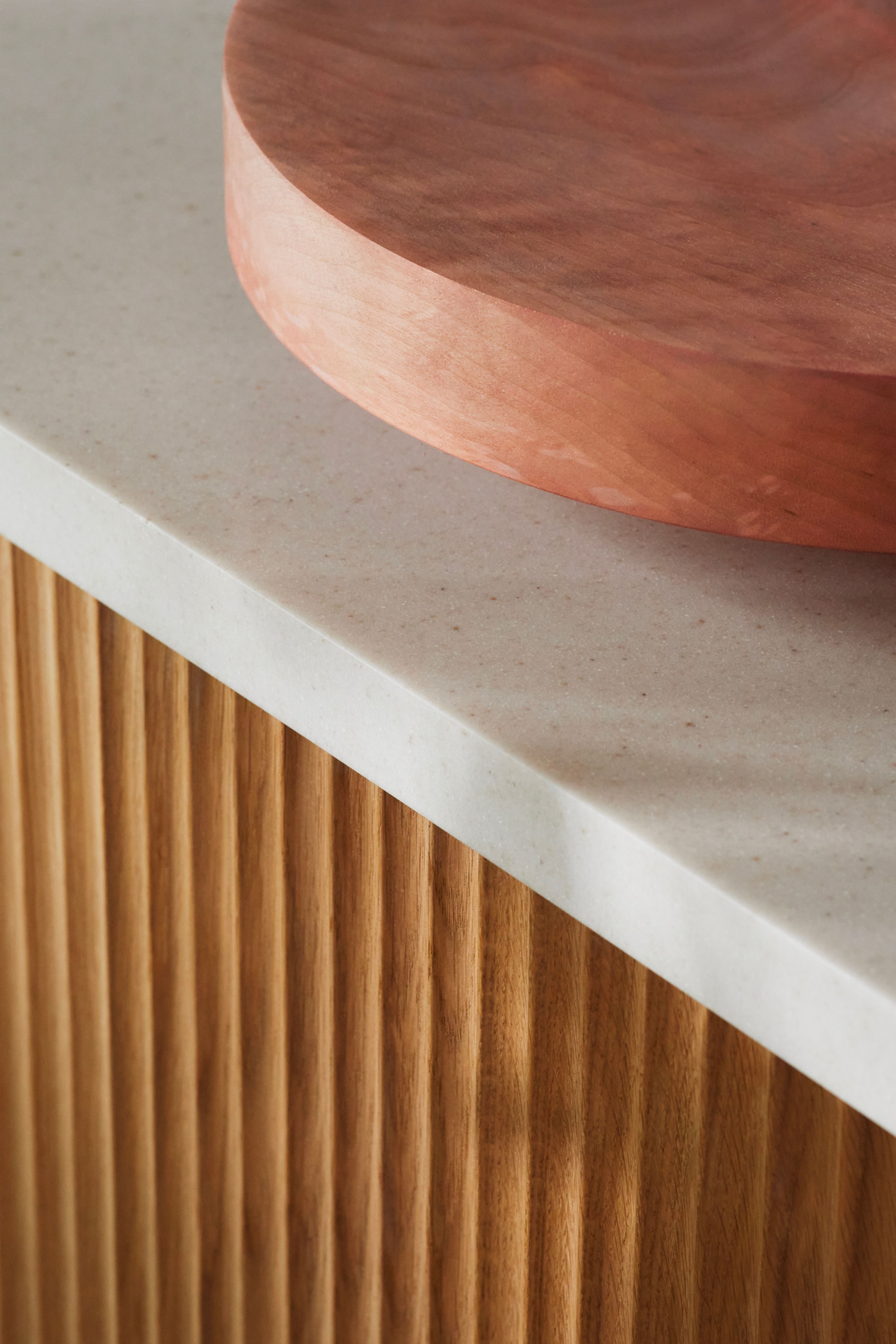 Benkeplata er linfarget og kledningen i treverk.